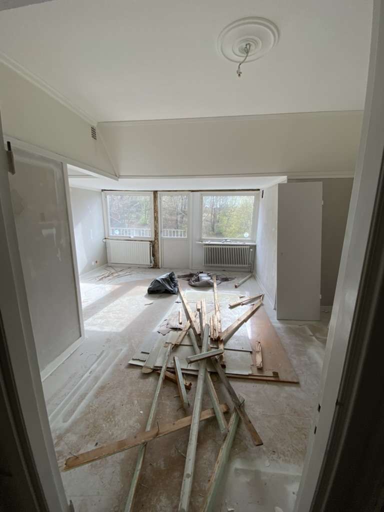 Rivning pågår – trärester och gammalt virke på golvet