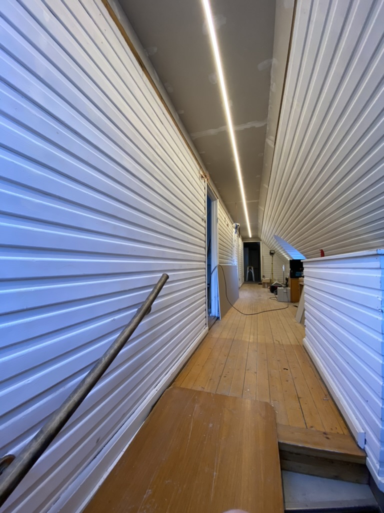 Rör och elinstallation i tak med ny regelstomme