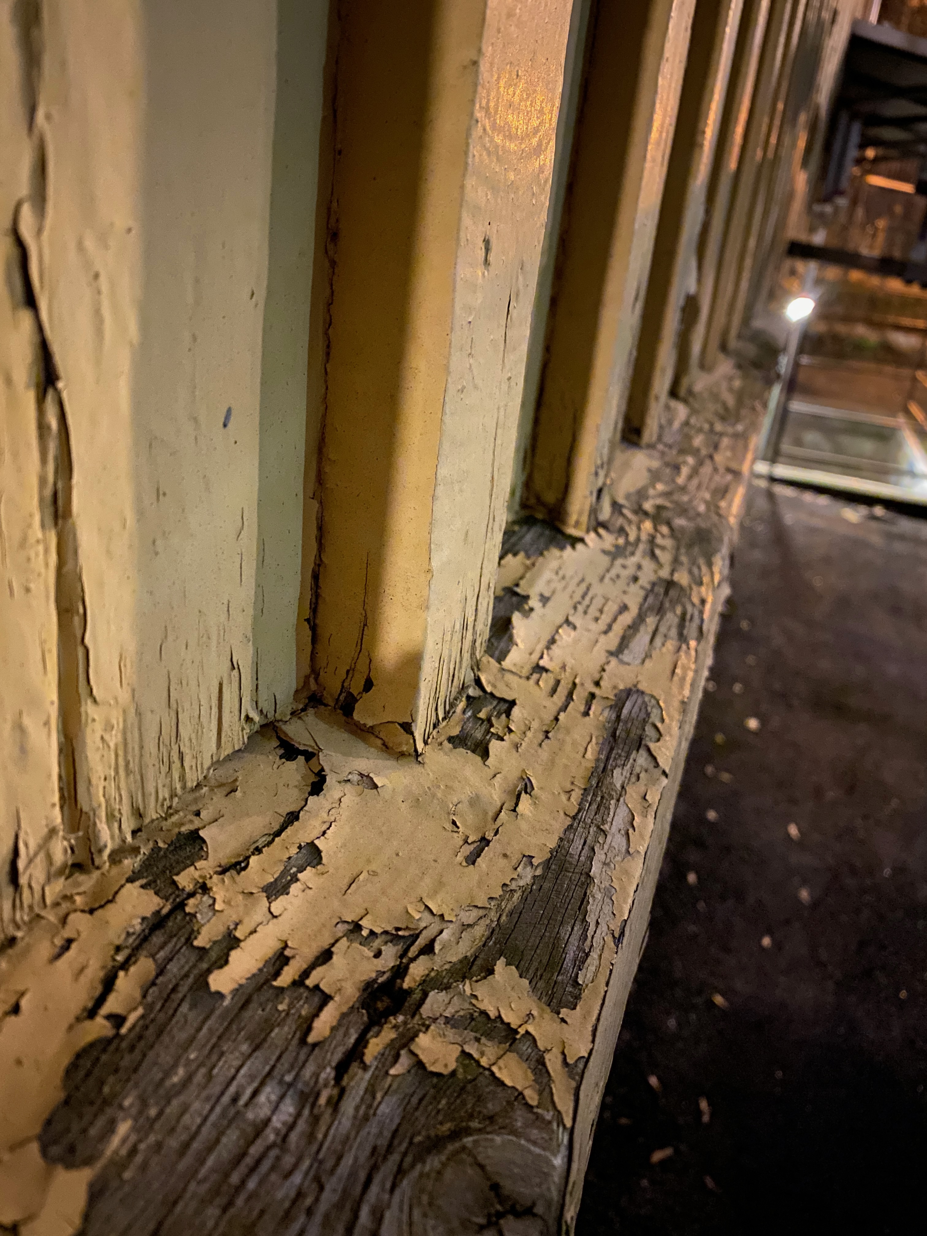 Kraftigt flagnad färg vid fönsterkarm