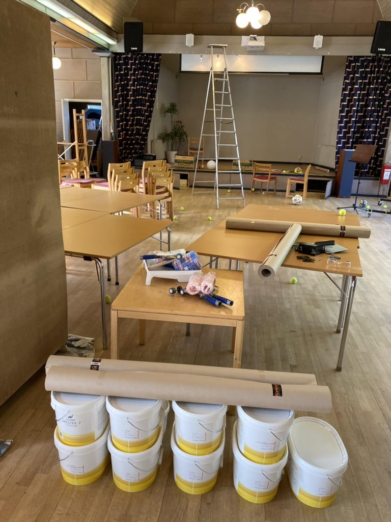 Salen förberedd för målning med hinkar och material