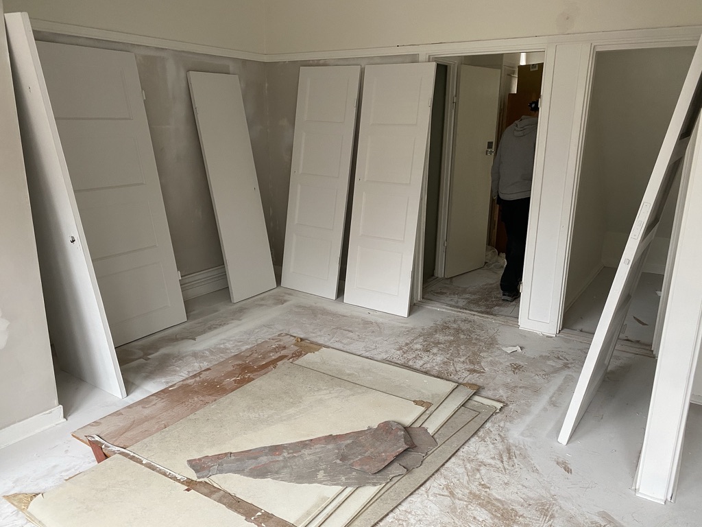 Nya dörrar redo för montering