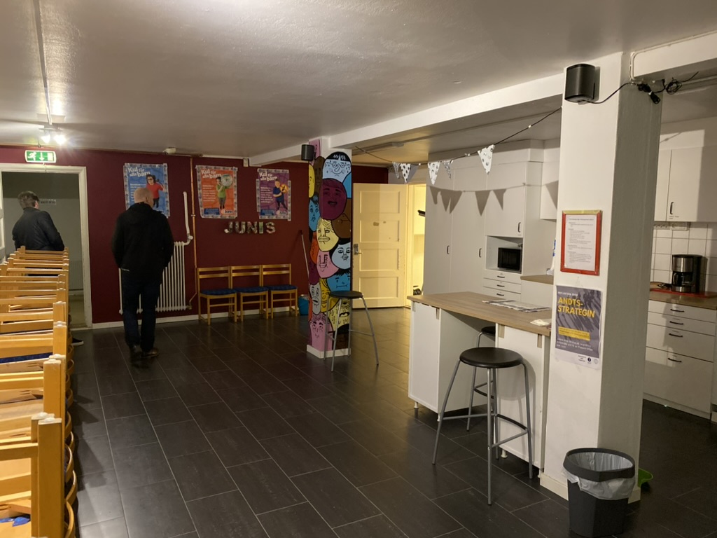 Källare med JUNIS-väggmålning och gammalt pentry