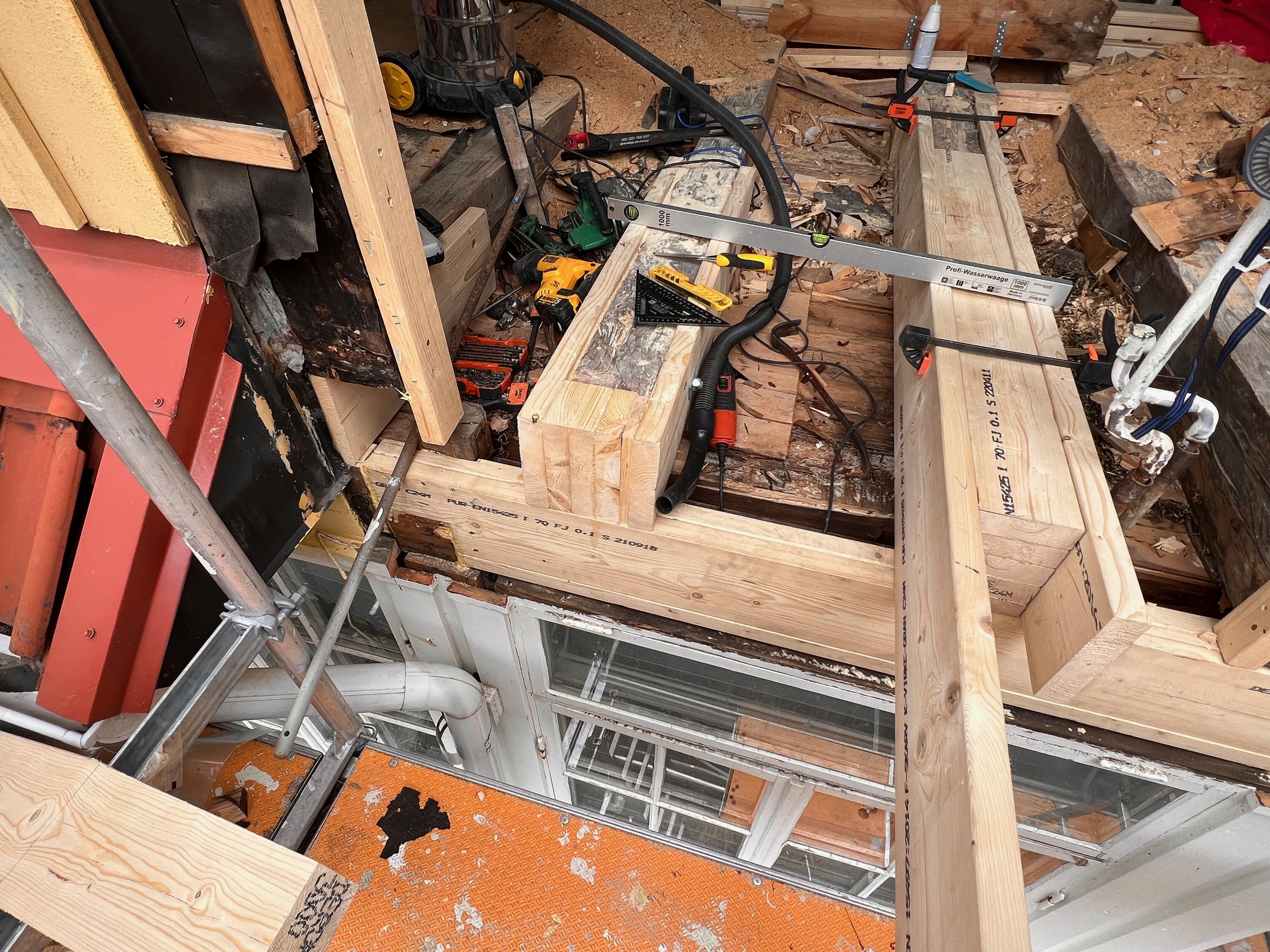 Blottlagd bjälklag sett ovanifrån med verktyg och rör