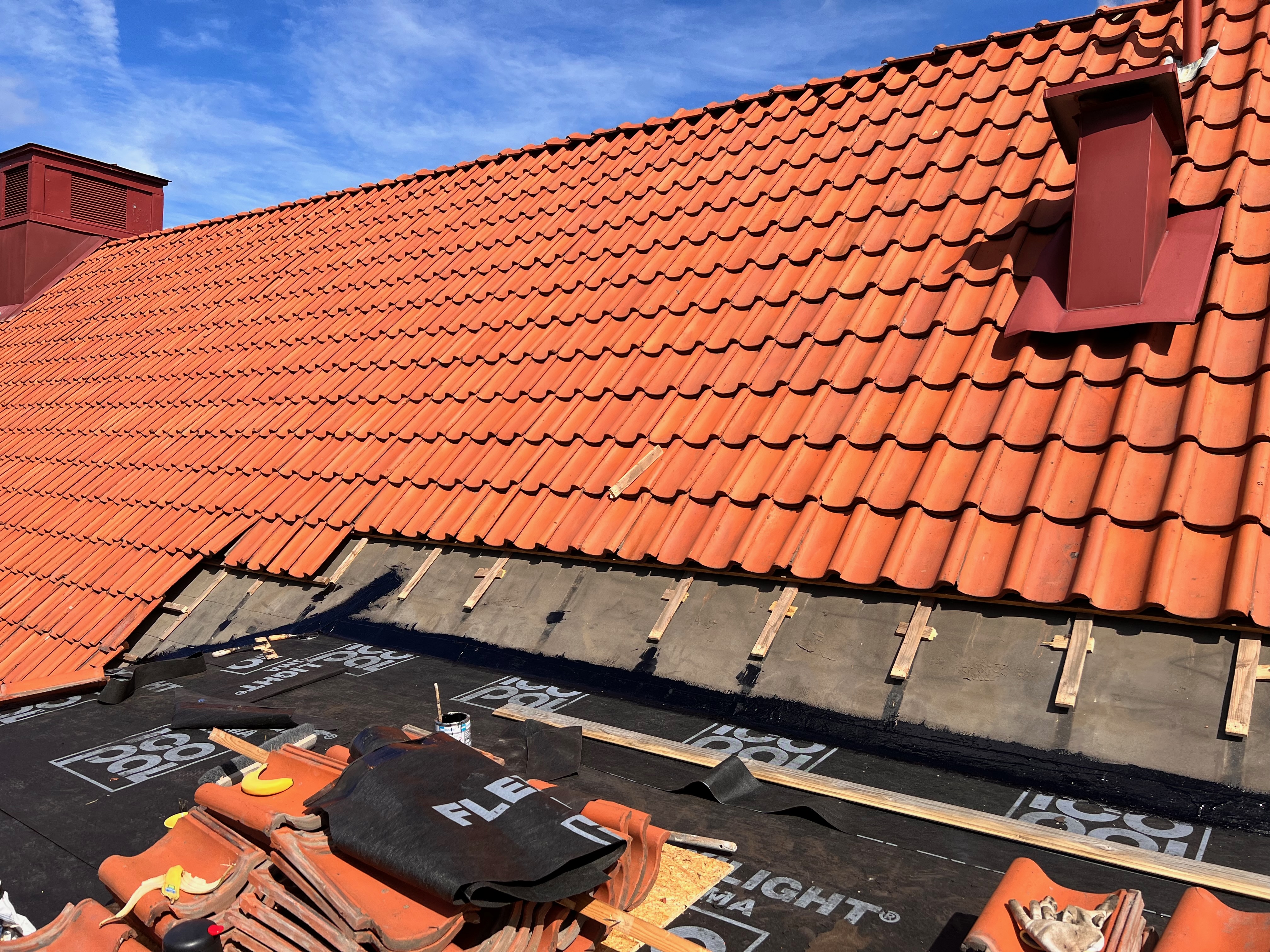 Takbyte pågår – nya tegelpannor läggs på