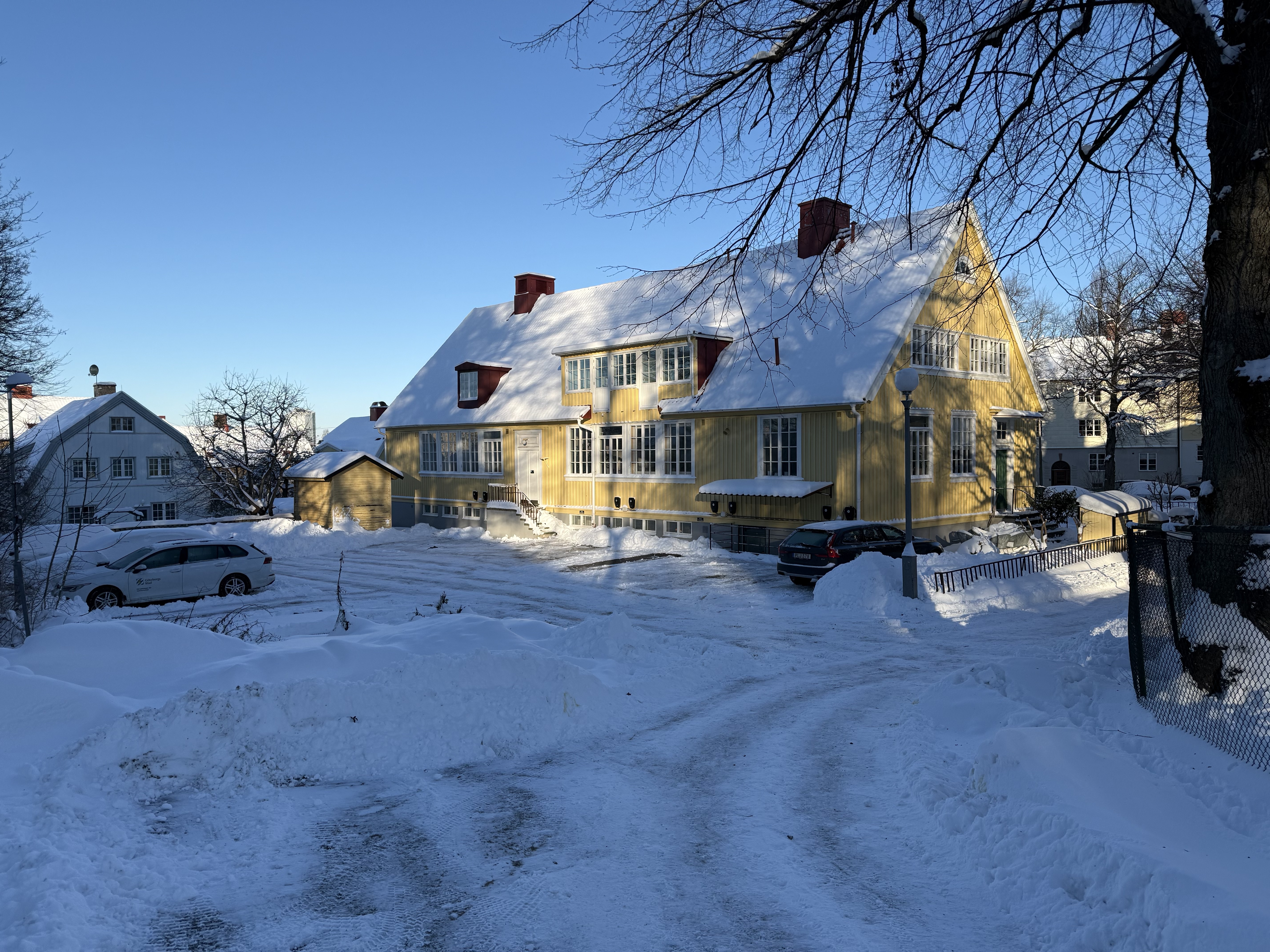 Villan i vinterskrud med snö på tak och mark