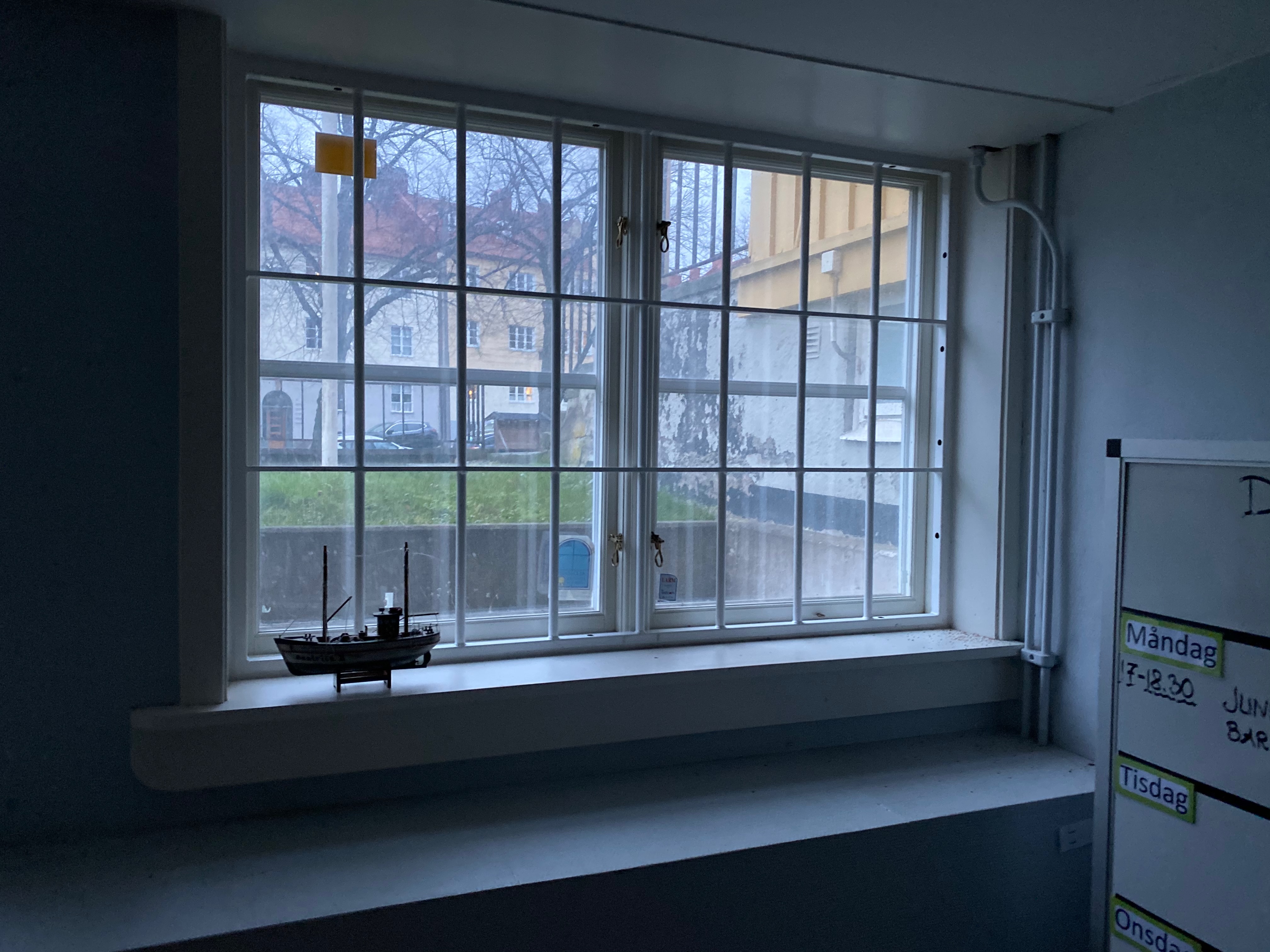 Fönstervy med modellskepp och whiteboard