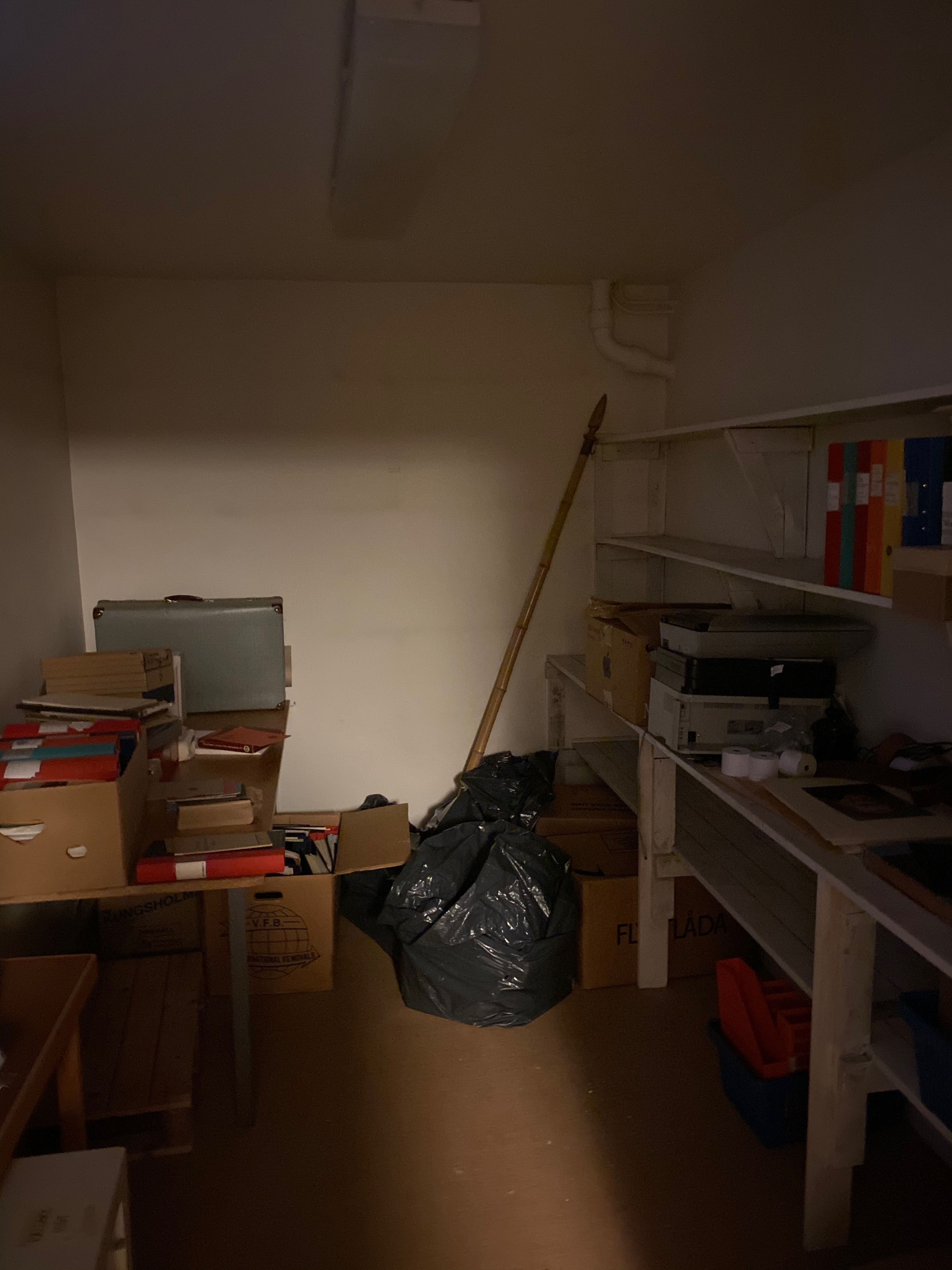 Mörkt förråd med kartonger och sopsäck