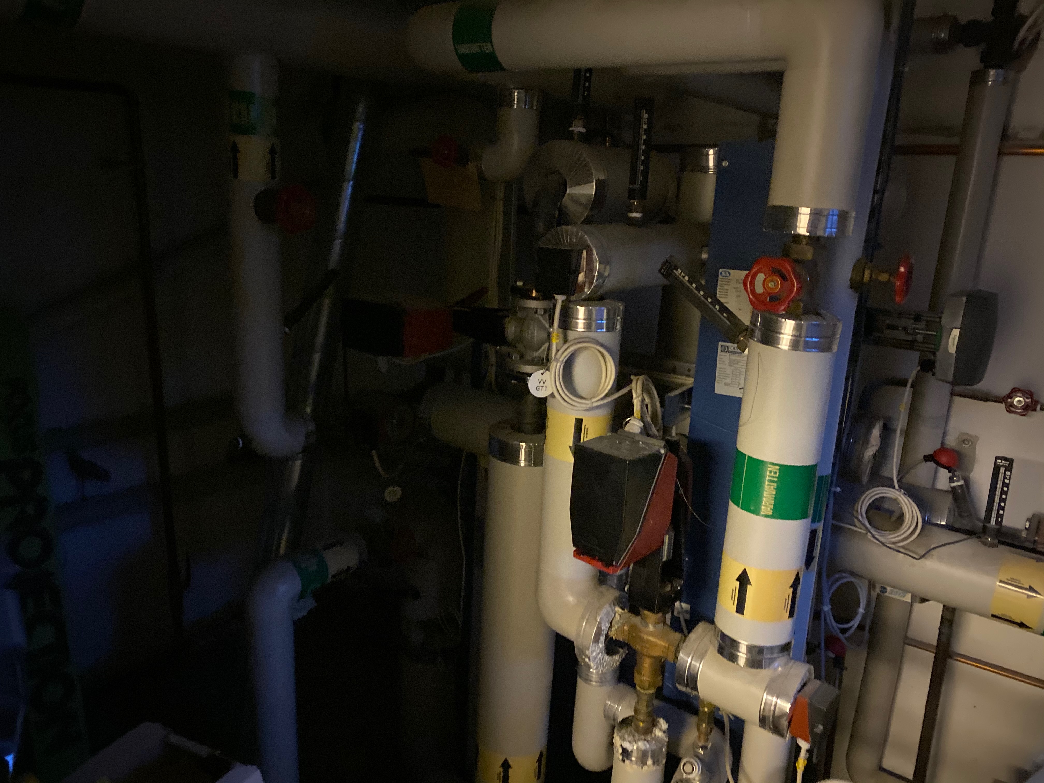 Pannrum med rör, ventiler och varmvattenberedare