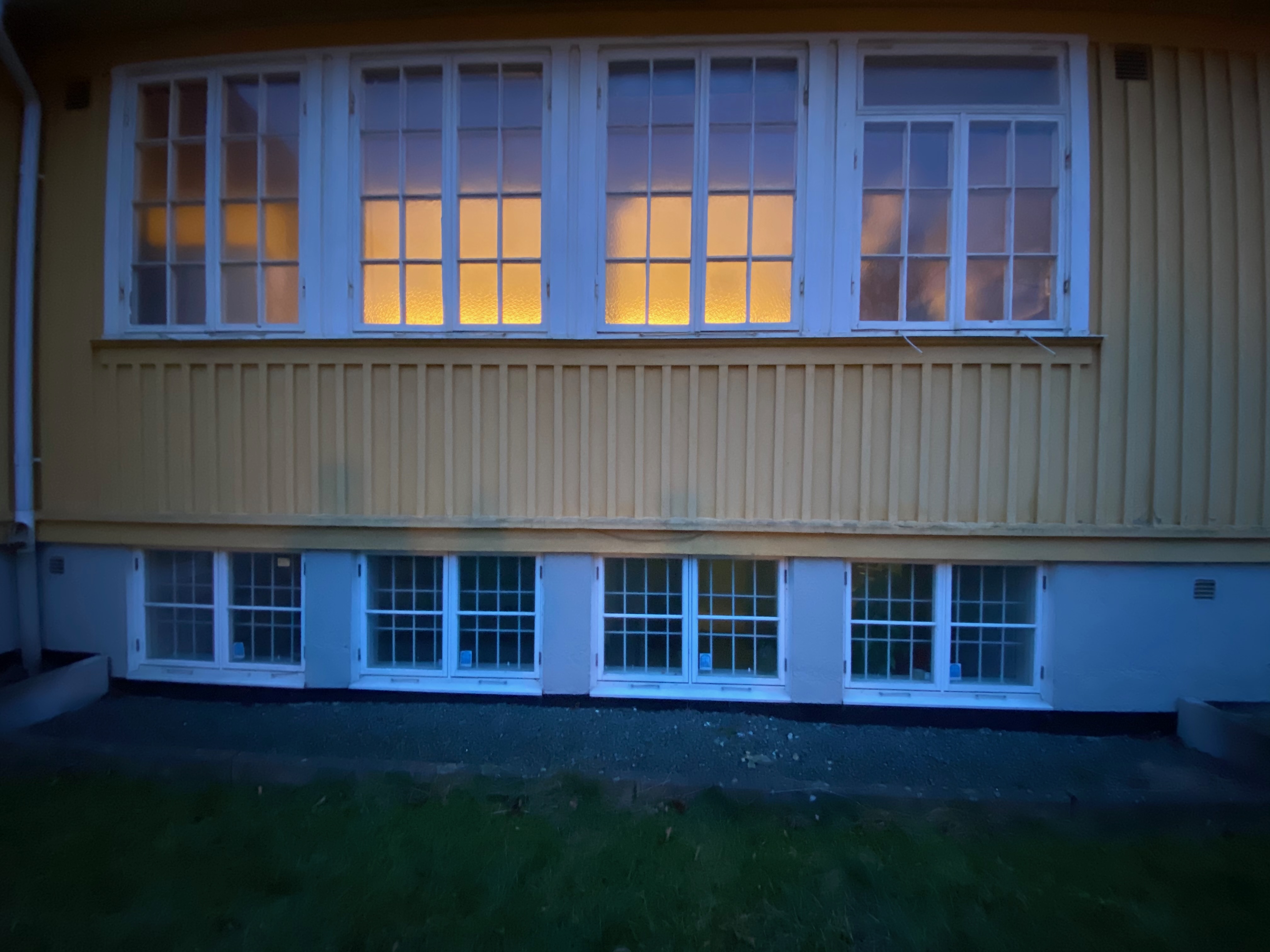 Fönsterrad i skymningsljus