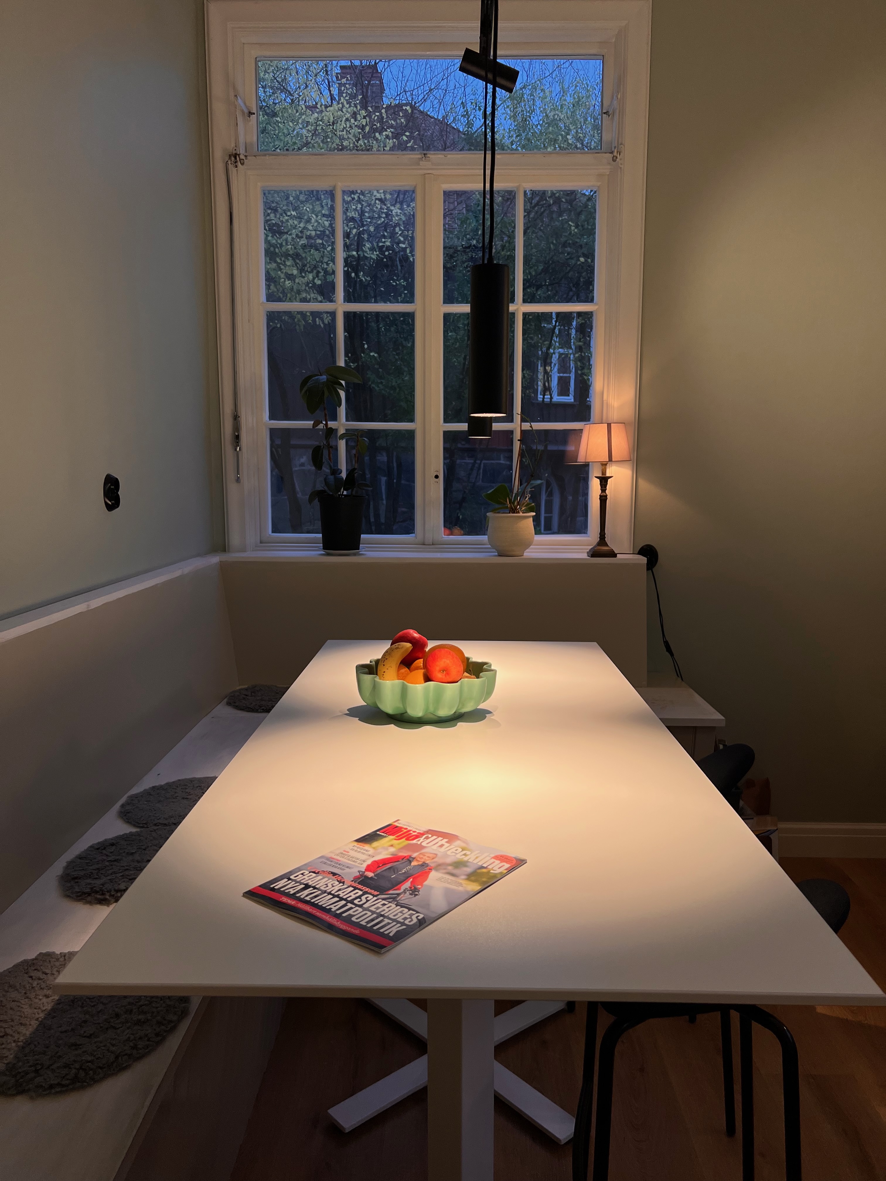 Mysig matvrå med pendellampor och fruktskål