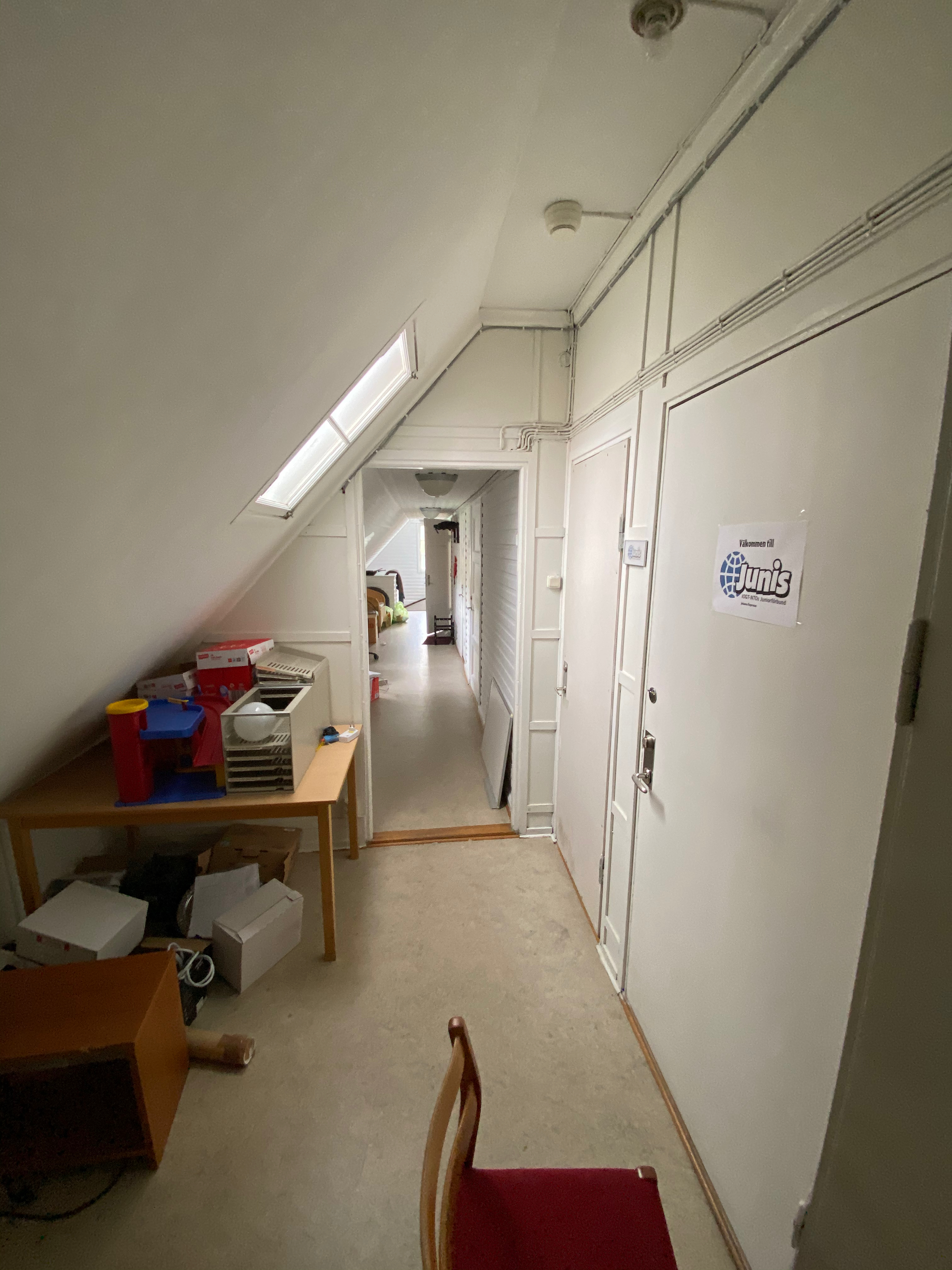 Vindskorridor med JUNIS-klistermärke och matta