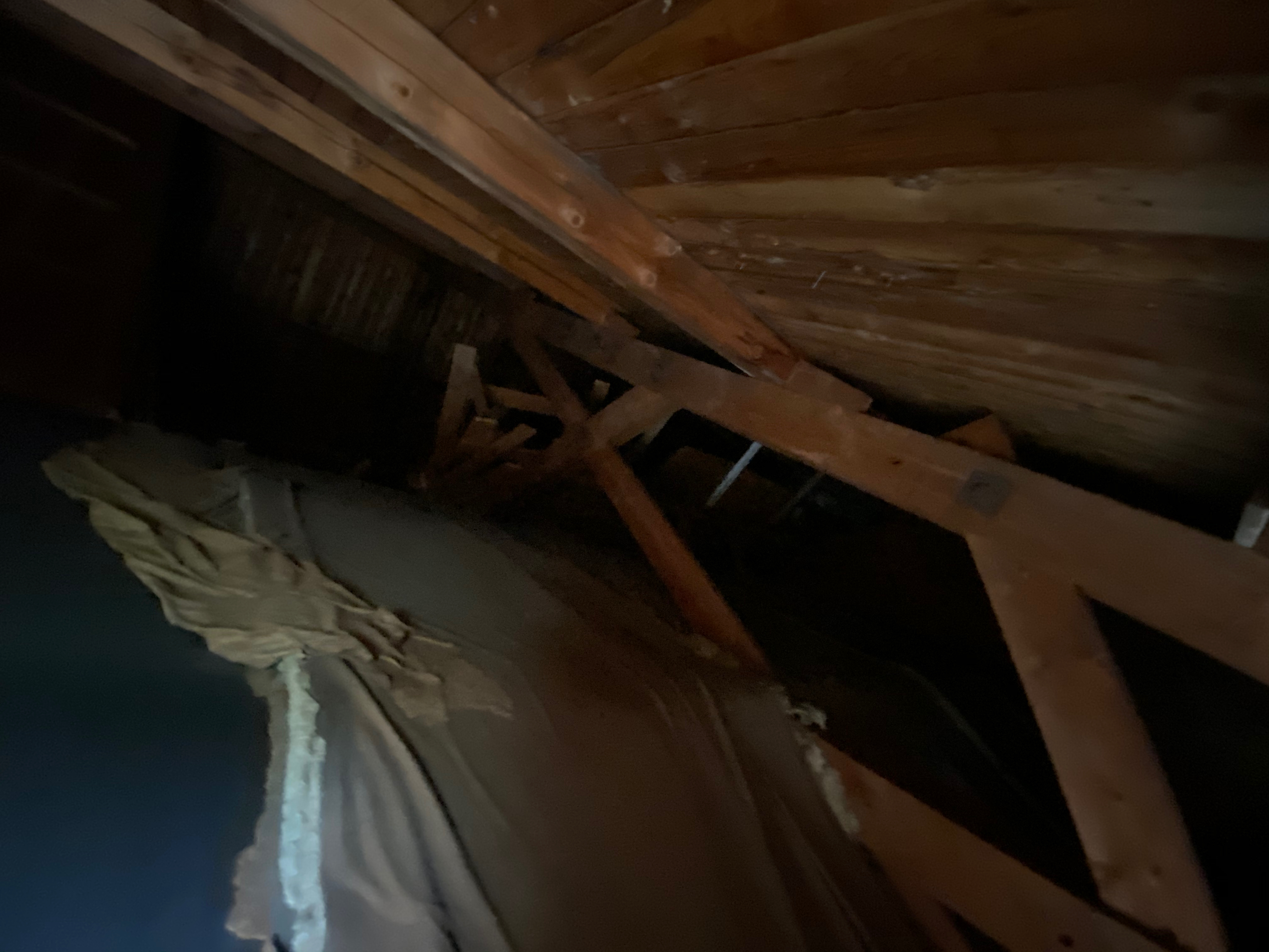 Vindsutrymme med gammal isolering och ångspärr