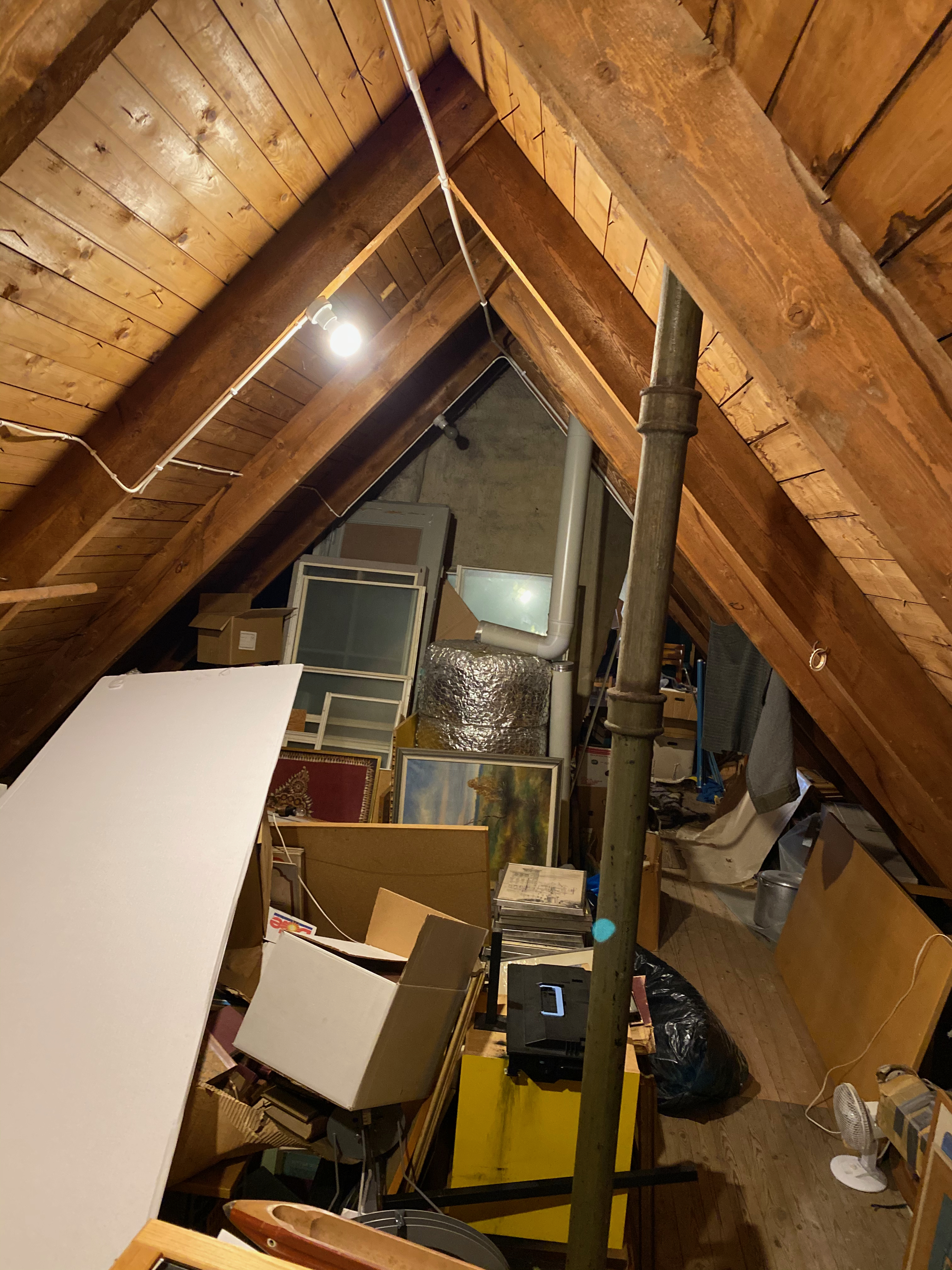 Belamrat vindsutrymme med ramar och lådor