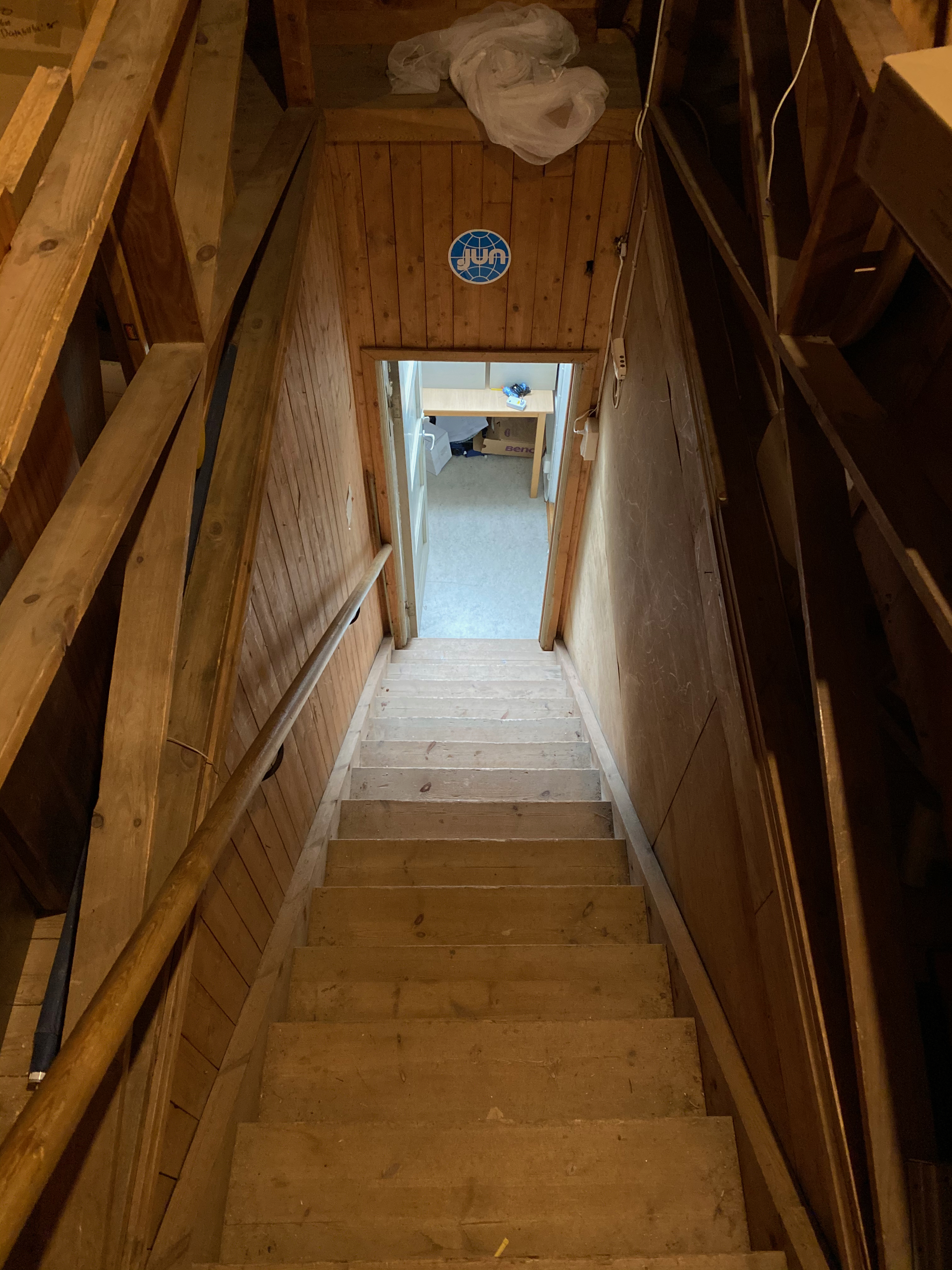 Trappa ned från vinden med JUM-skylt