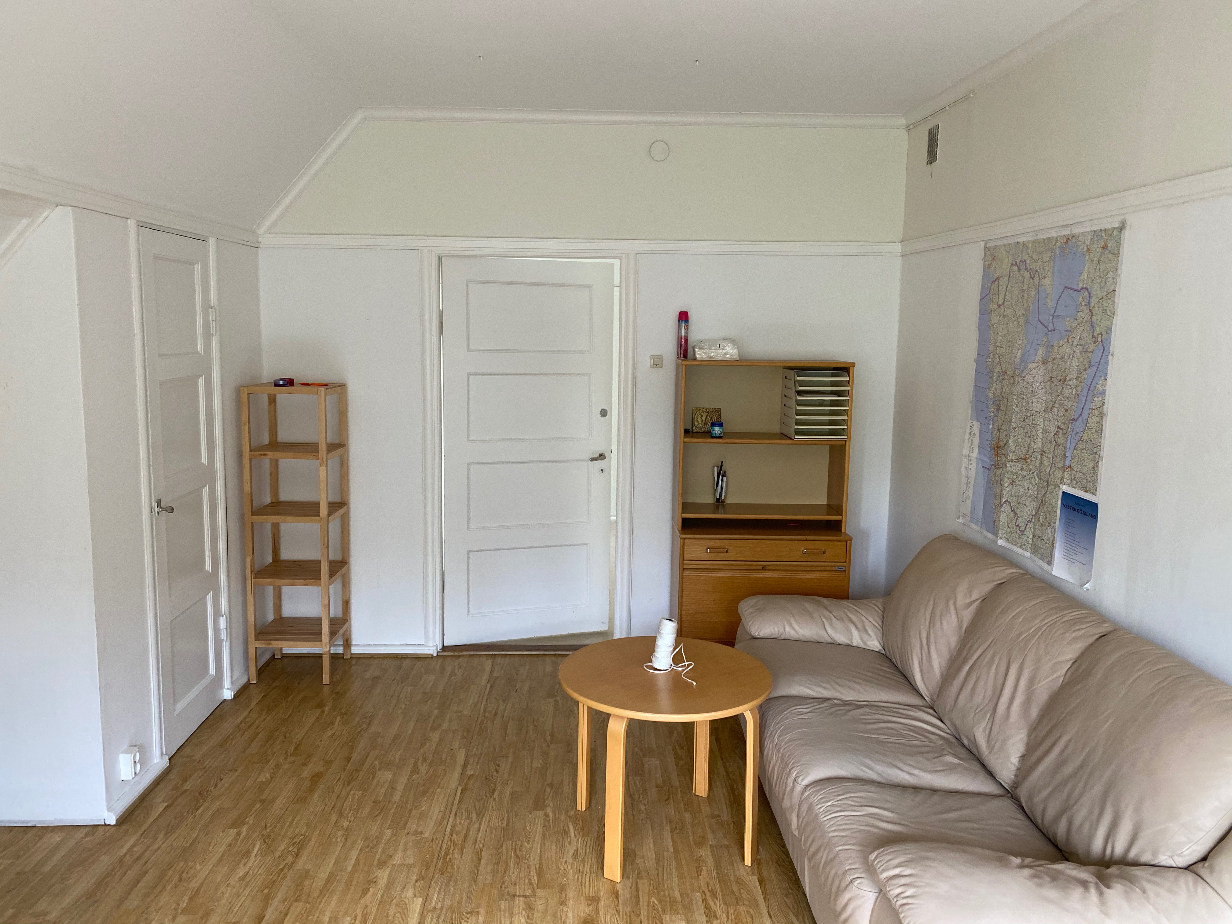 Samma rum från annan vinkel med karta på väggen