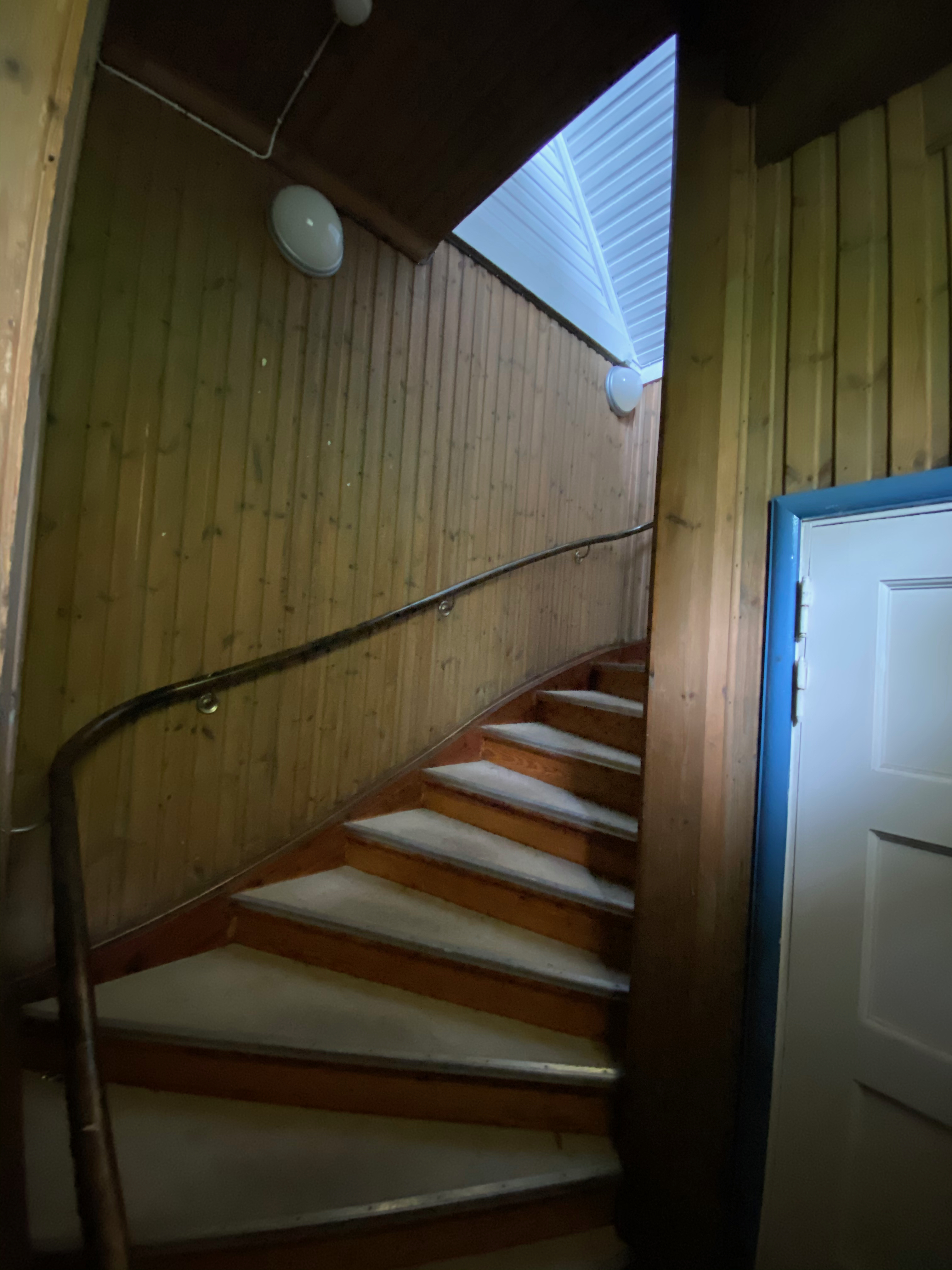 Gammal trappa med panelväggar