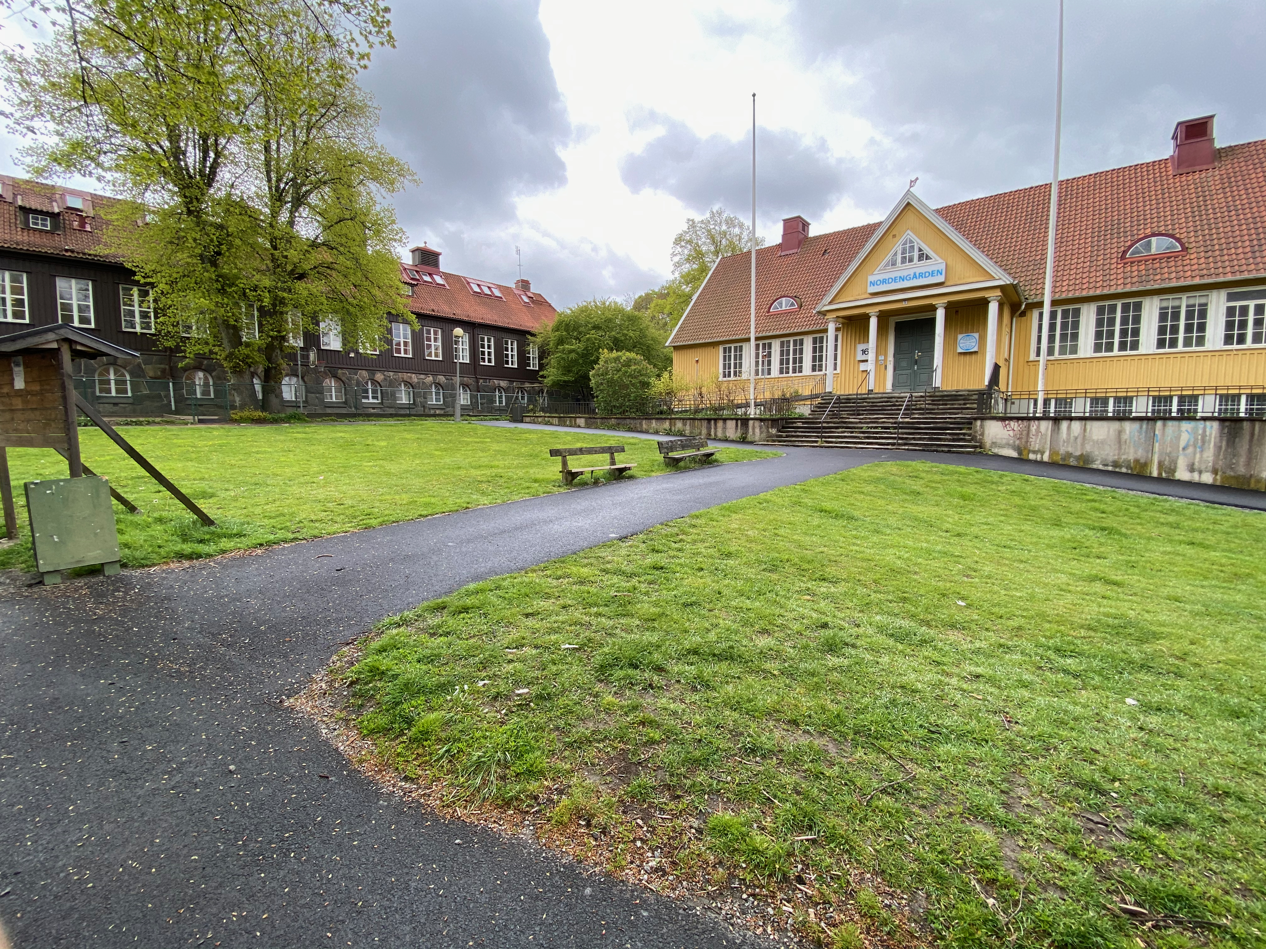Villan och intilliggande byggnad sett från parken