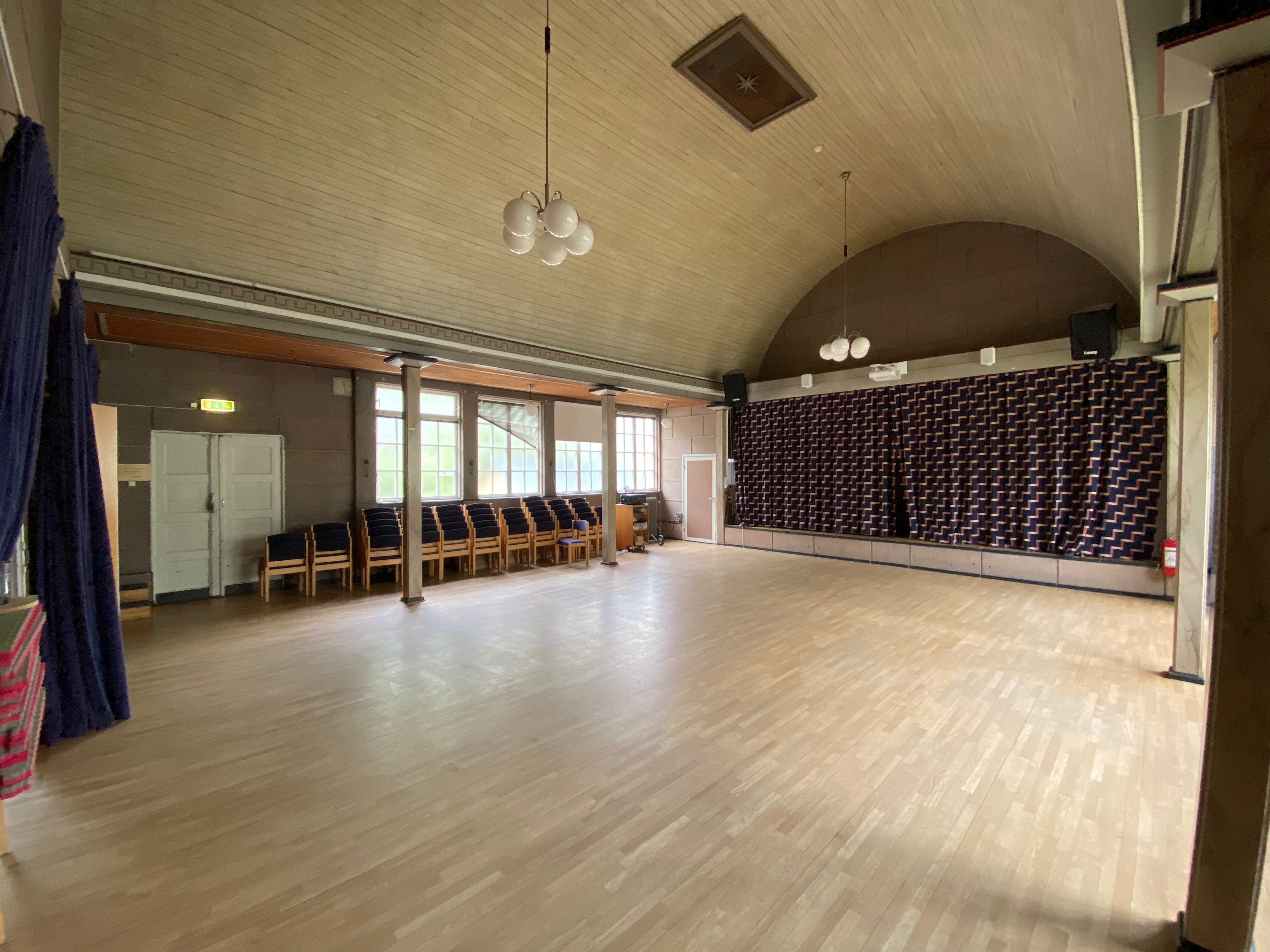 Salen med staplade stolar och valvtak