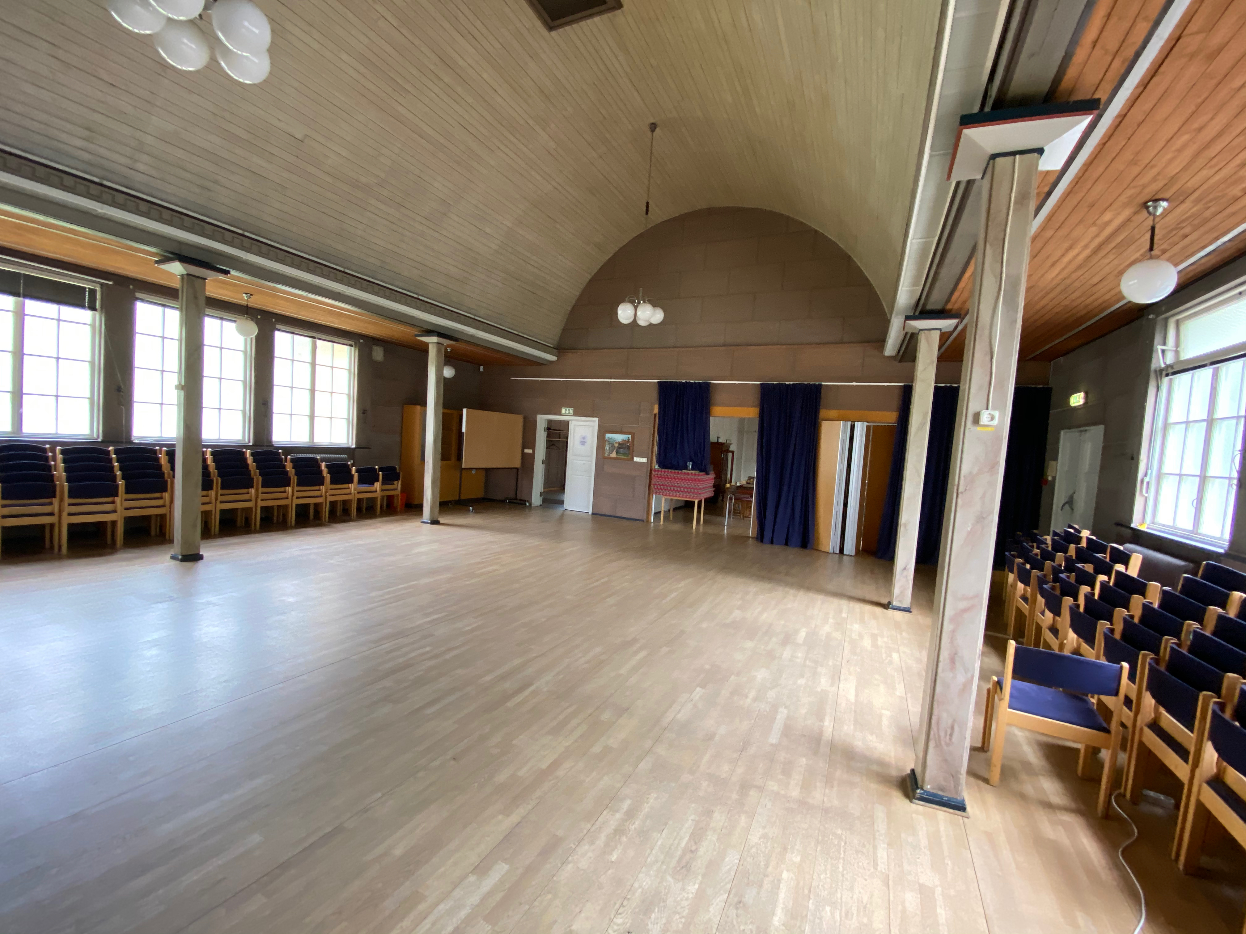 Salen från scenområdet med stolar längs väggarna
