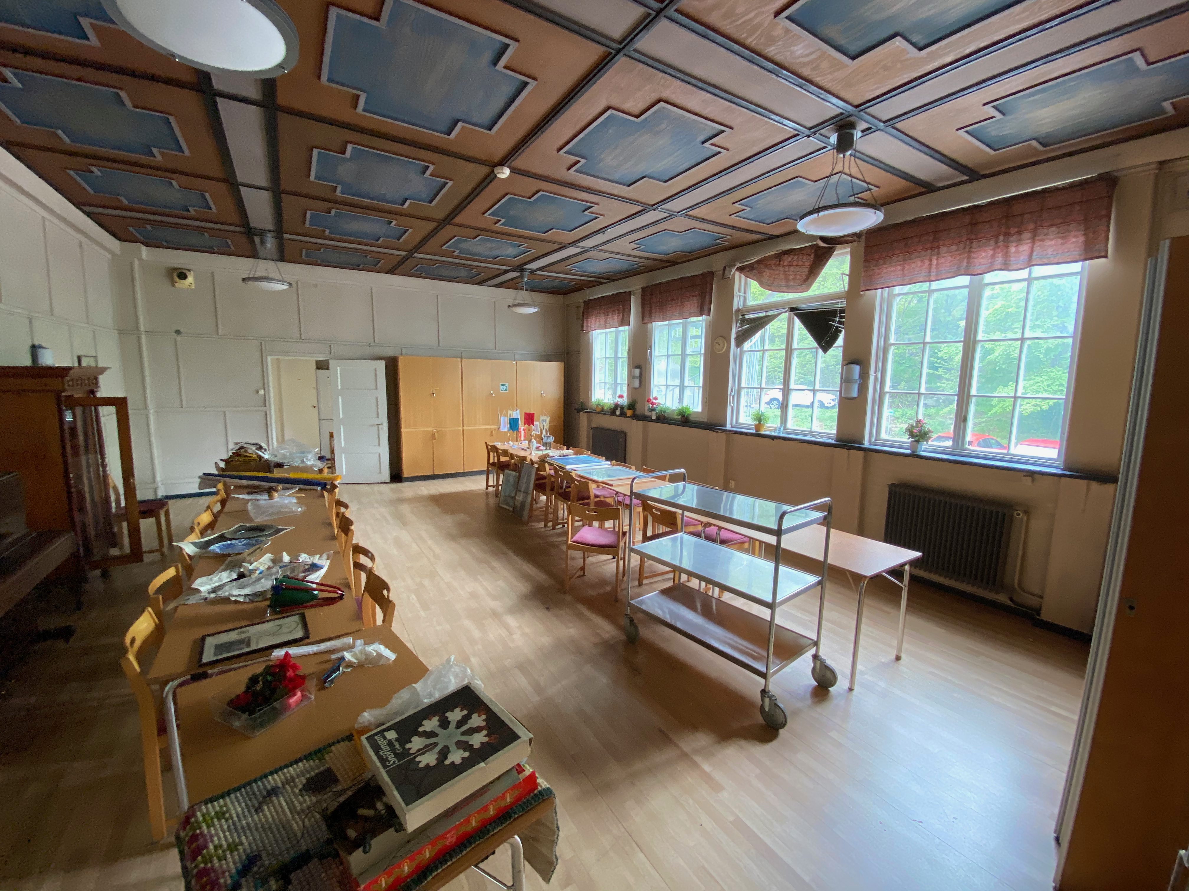 Rum med dekorativa takmålningar i blått och guld