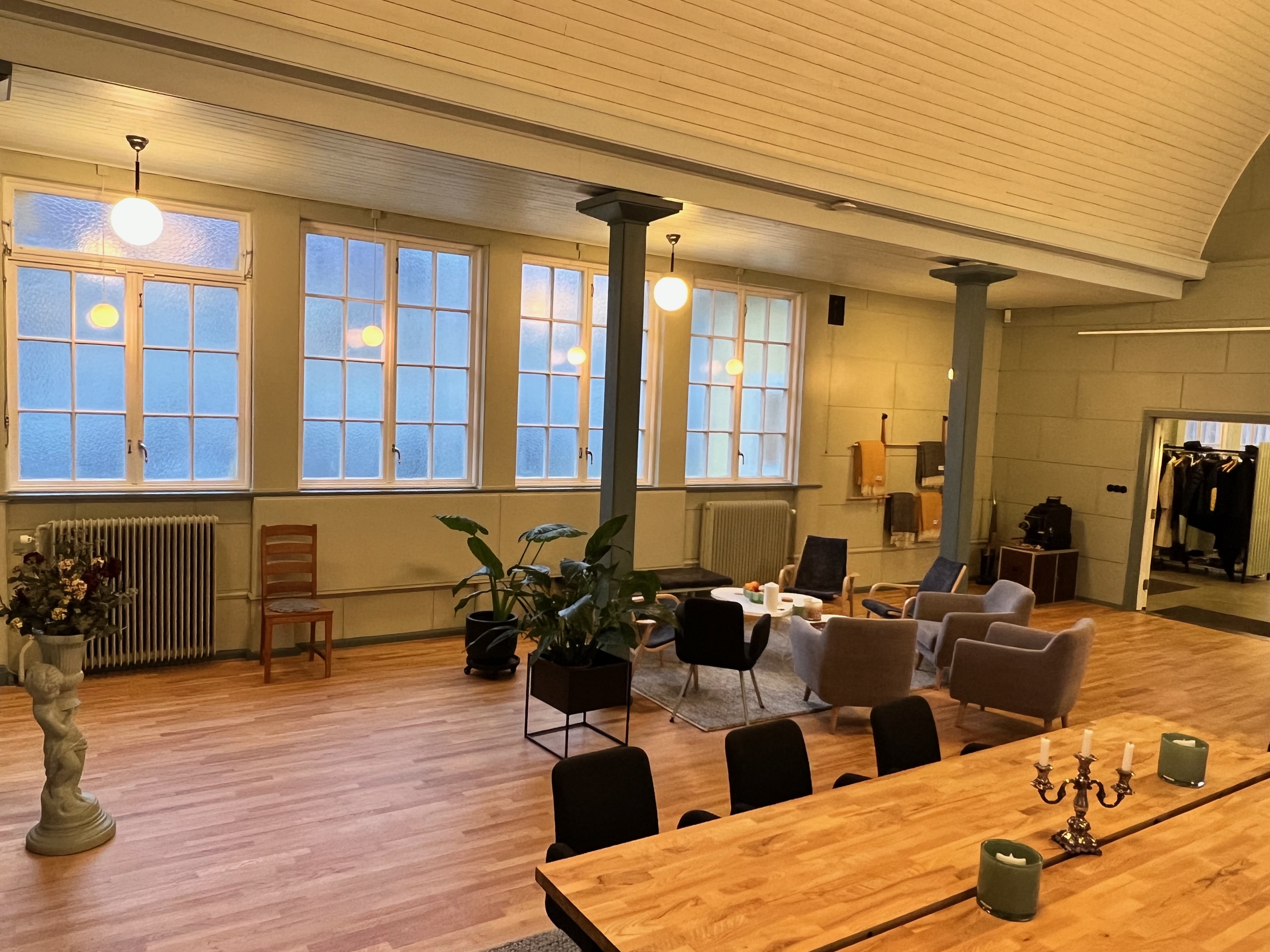 Salen möblerad med loungemöbler och levande ljus