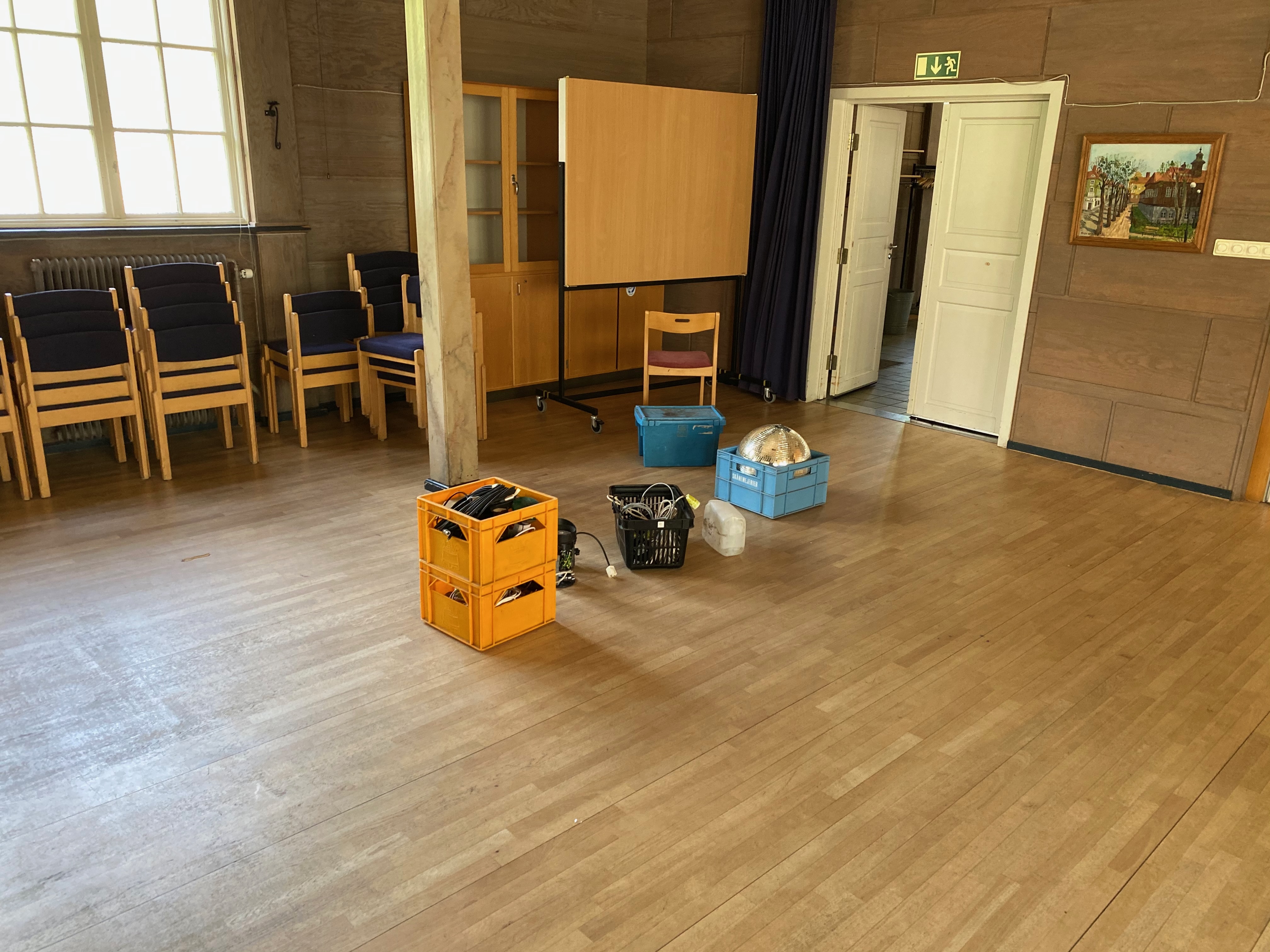 Salen med förvaringslådor och diskokula