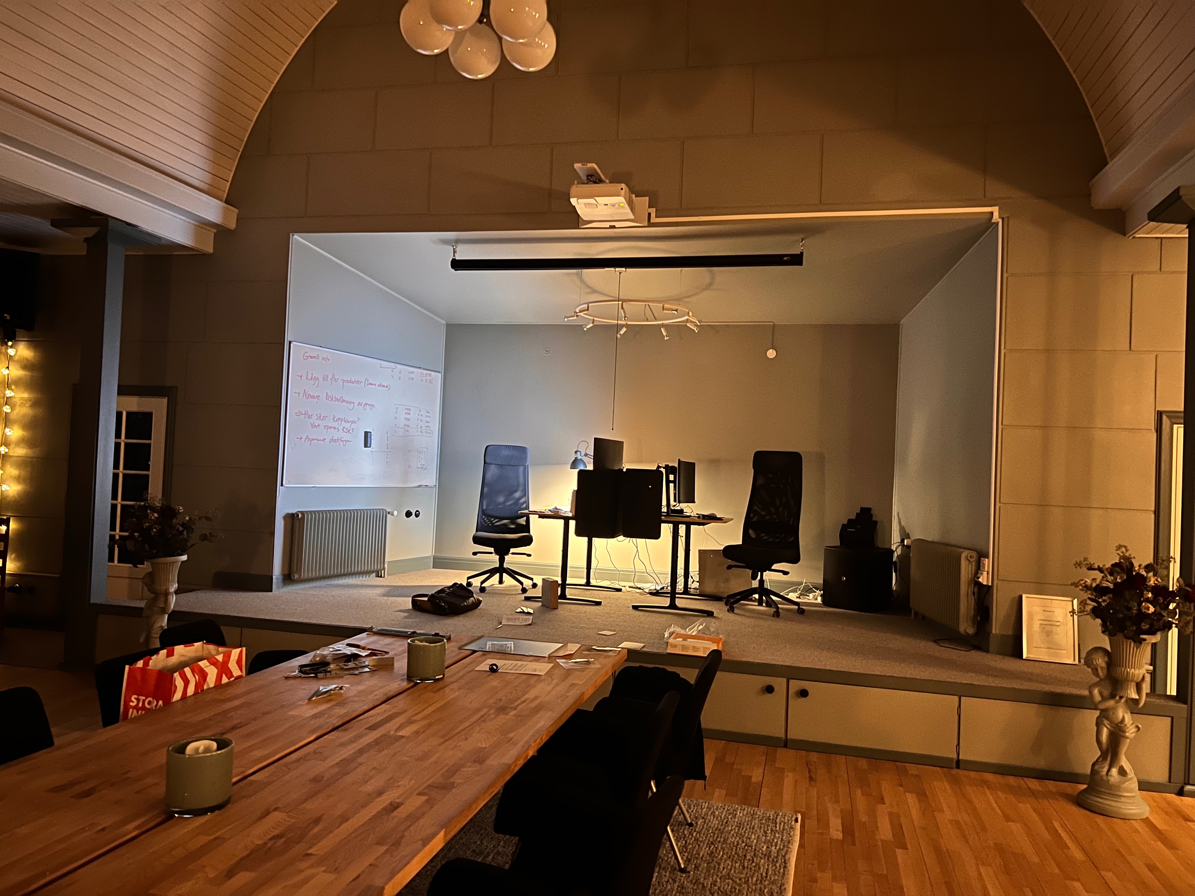 Salen som arbetsyta med skärmar på scenen