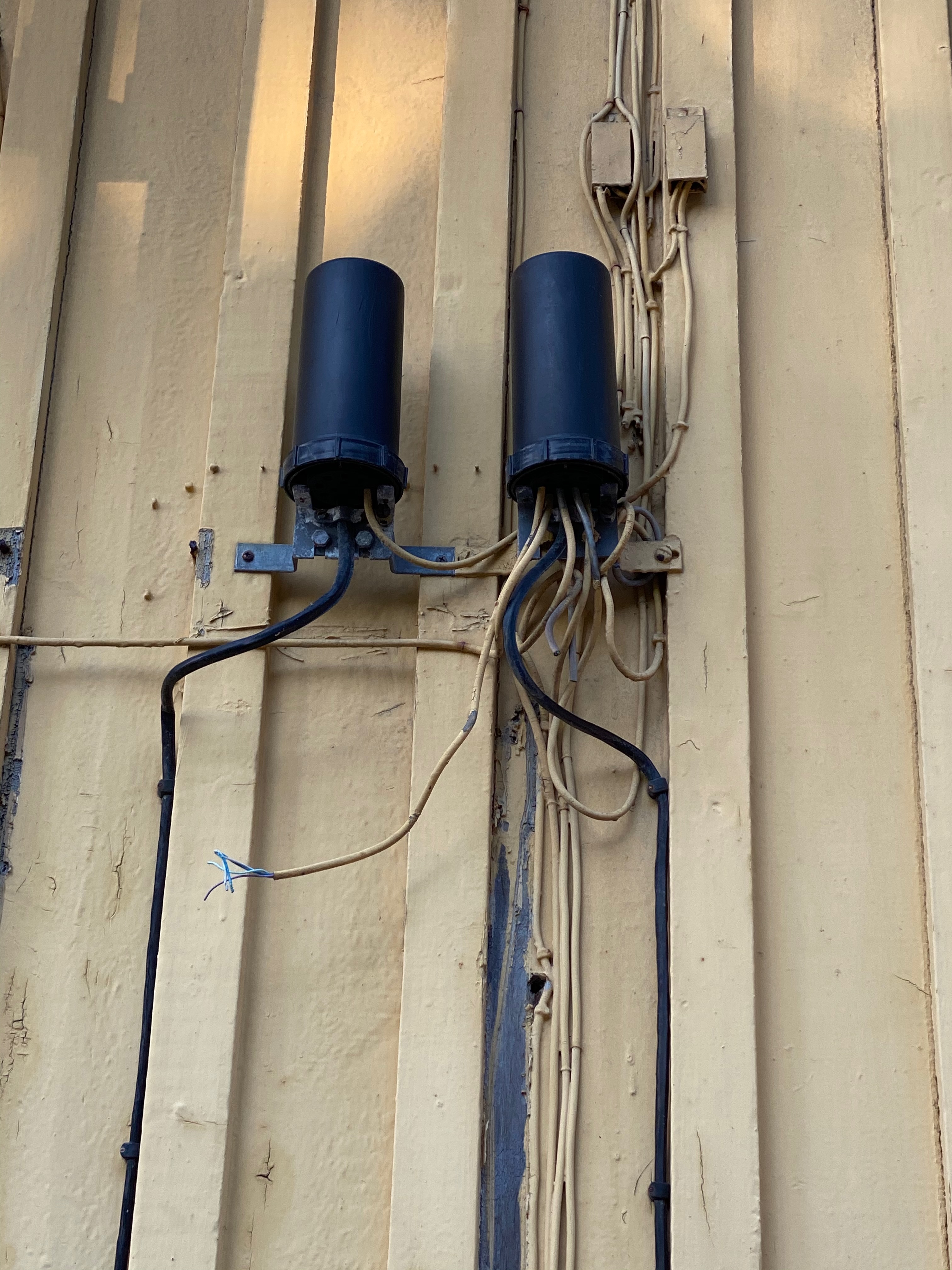 Gamla elinstallationer på fasaden