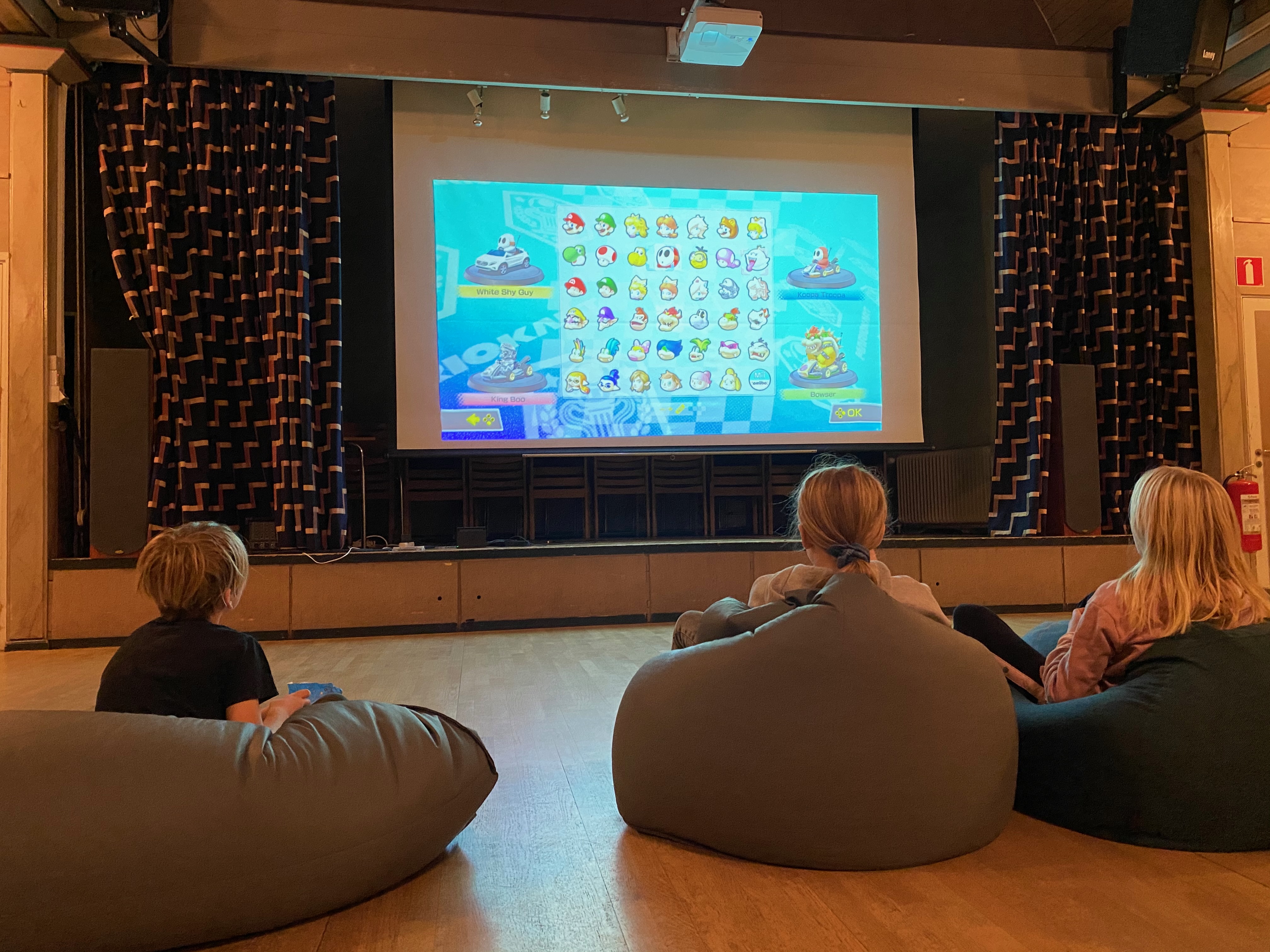 Mario Kart projicerat på storduk – barn på sittsäckar