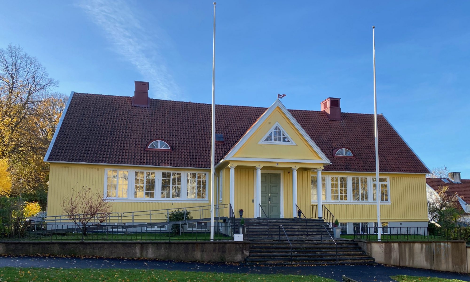 Villa Bagaregården framifrån en klar höstdag