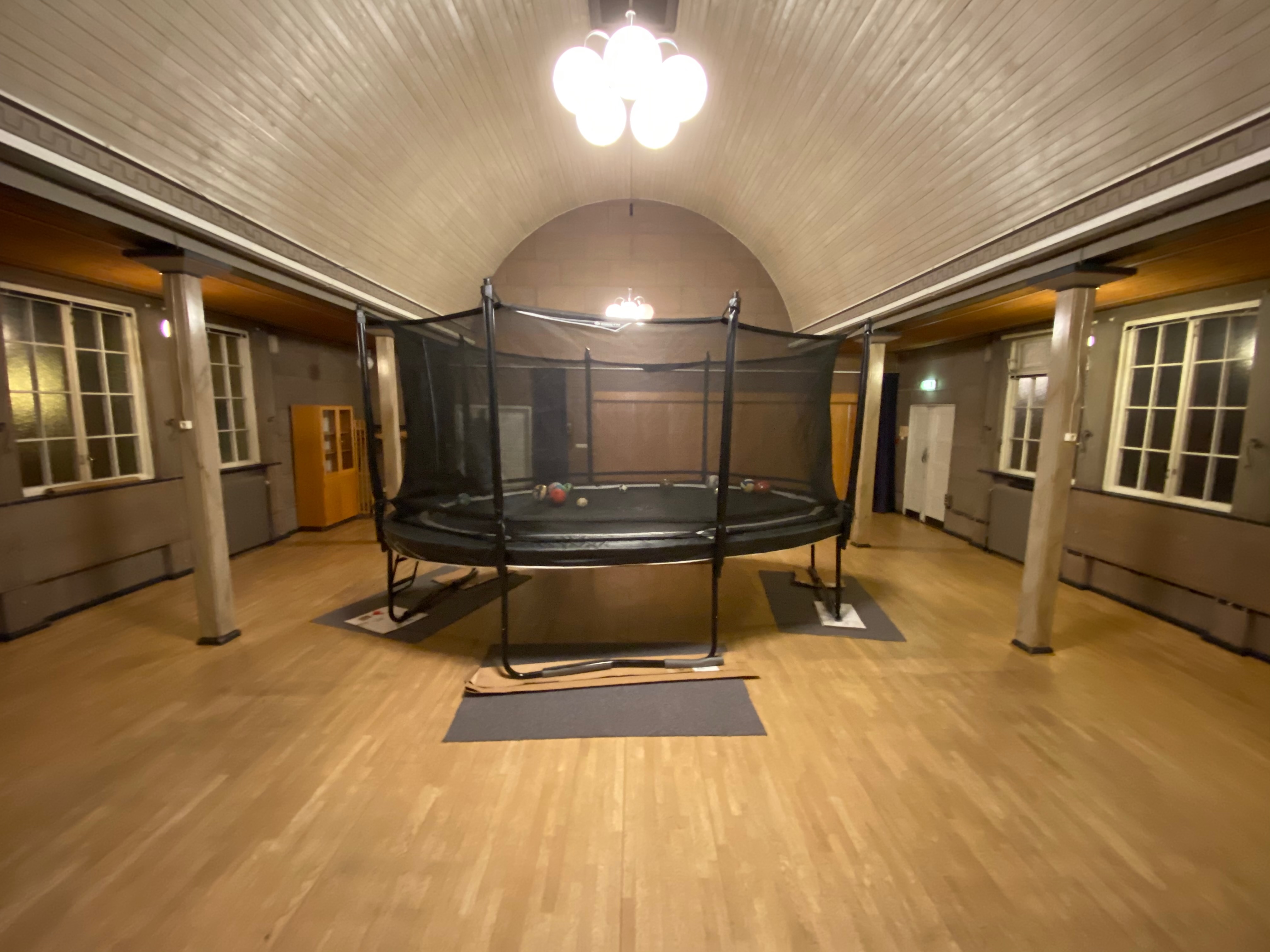 Salen med studsmatta och yogamattor