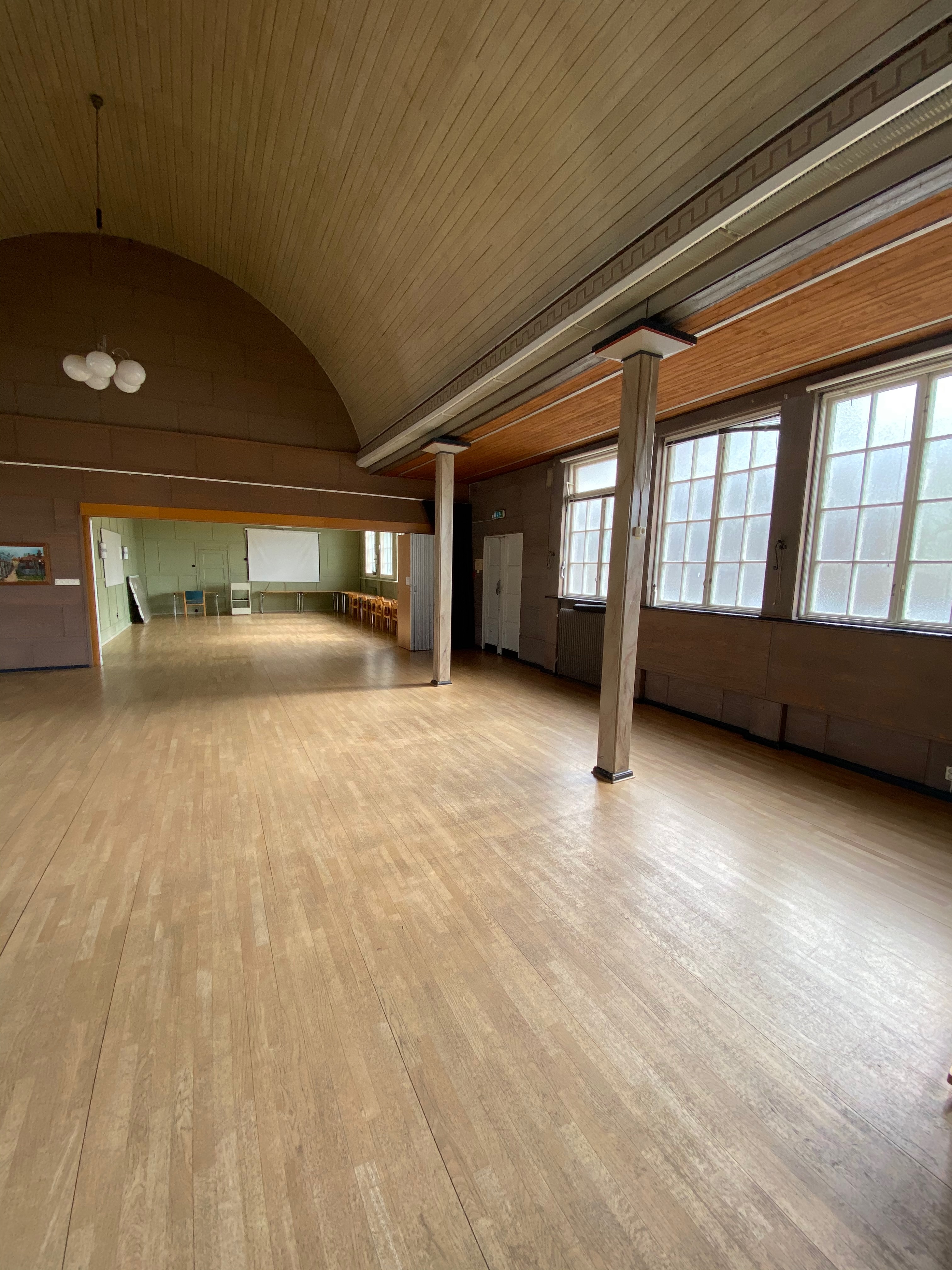 Salen tom efter städning – valvtak och pelare