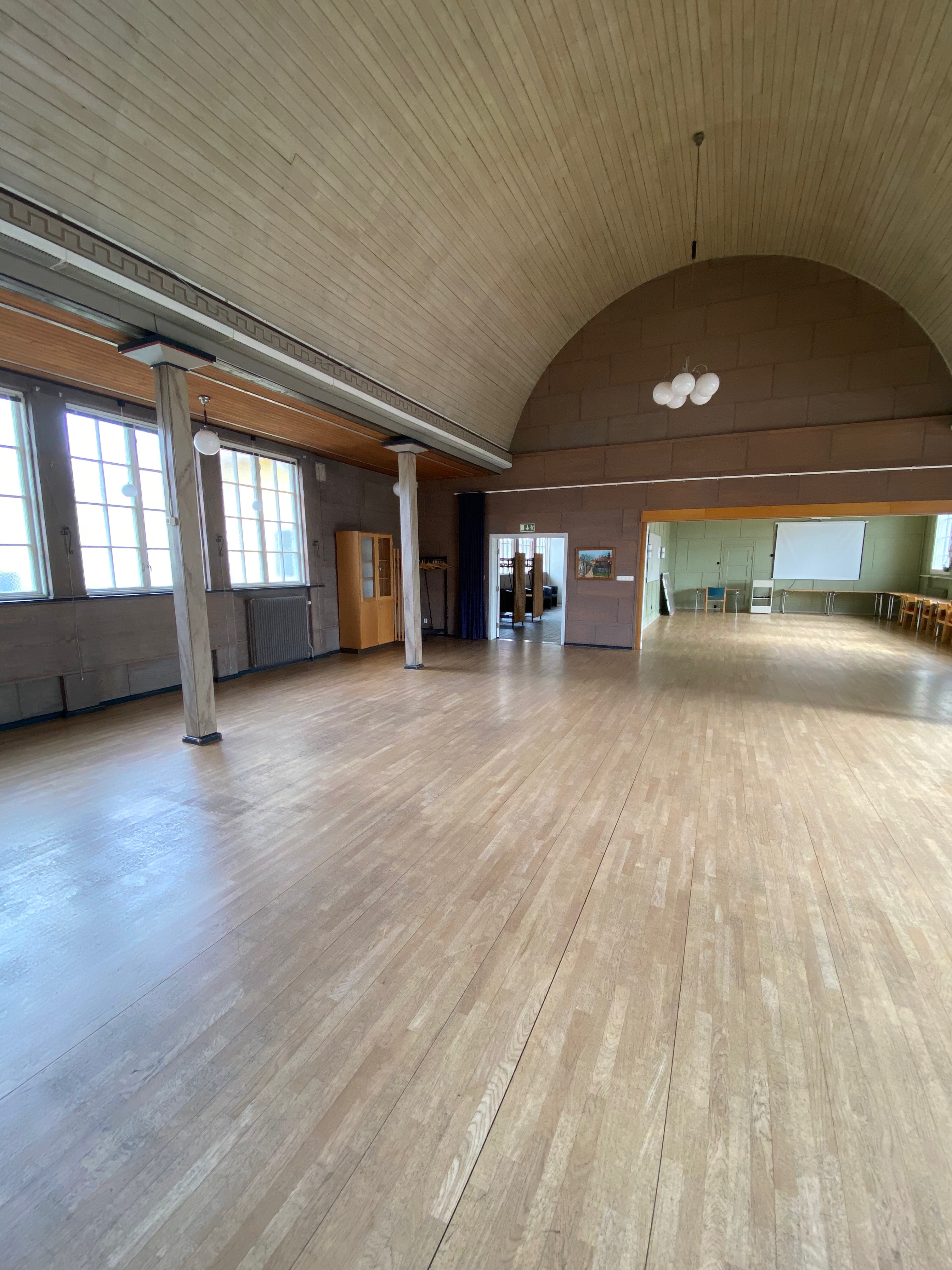 Salen från annan vinkel efter städning