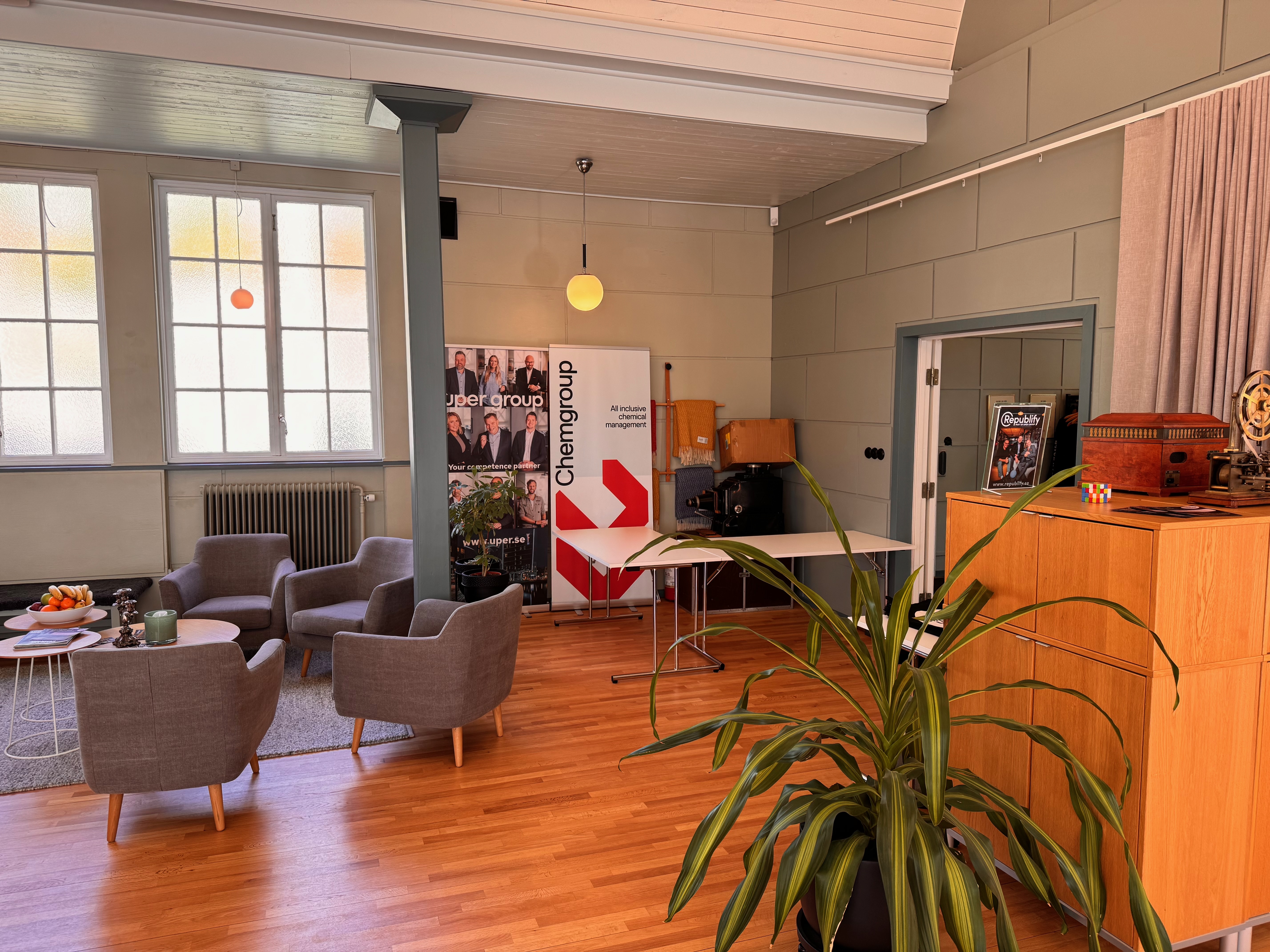 Lounge vid event med rollup-banners