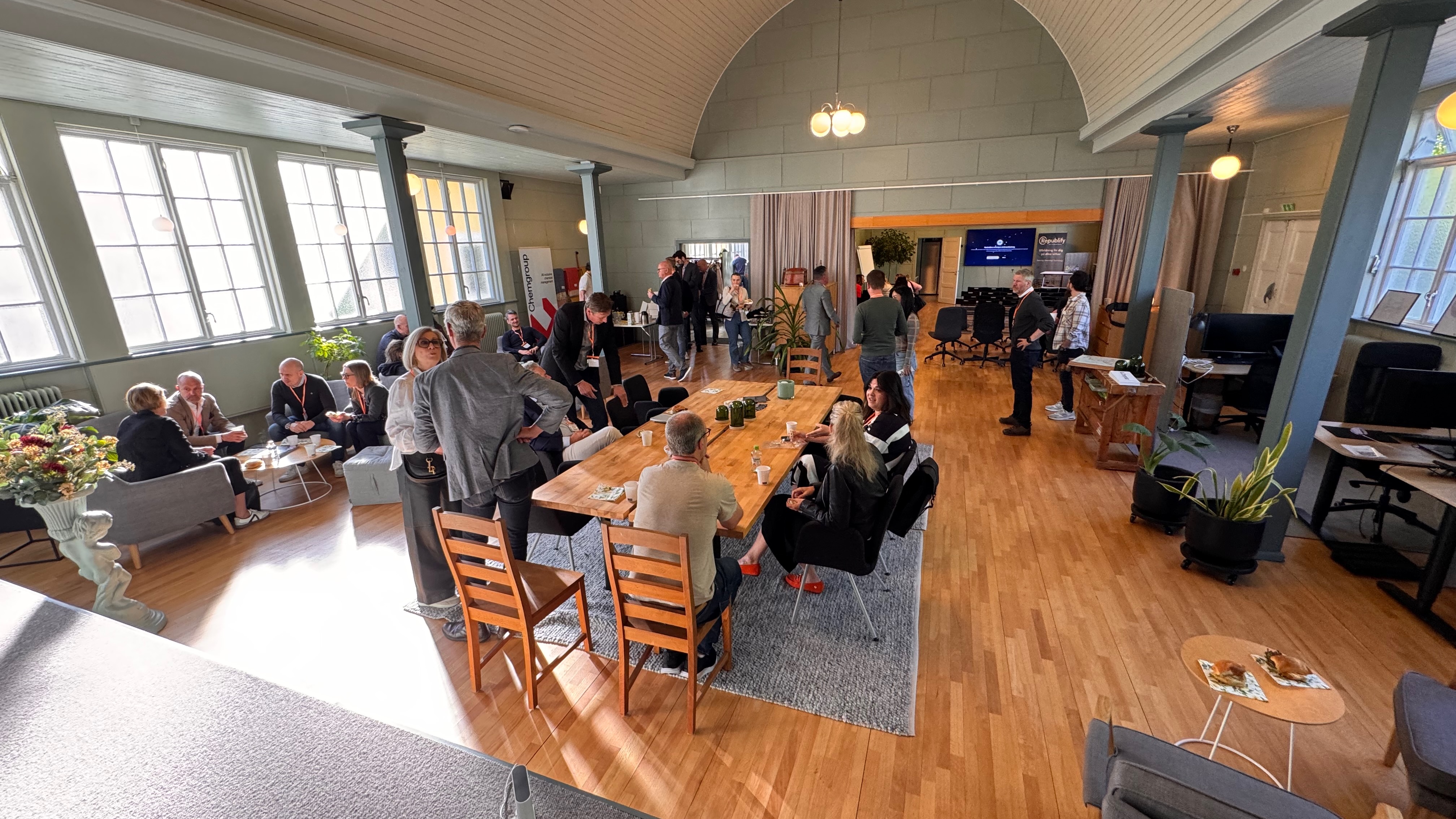 Mingel i stora salen under event