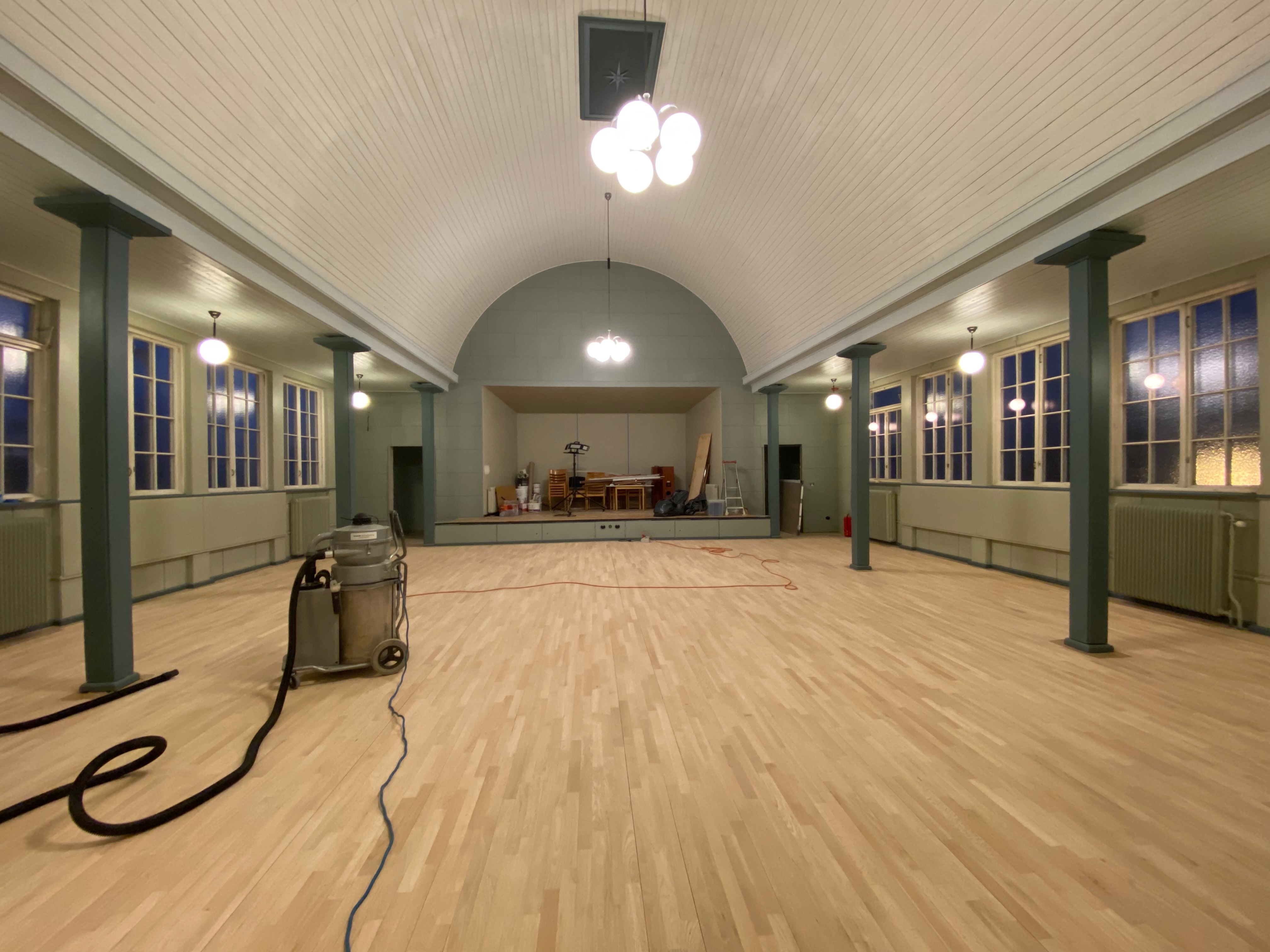 Nyslipad parkett i salen