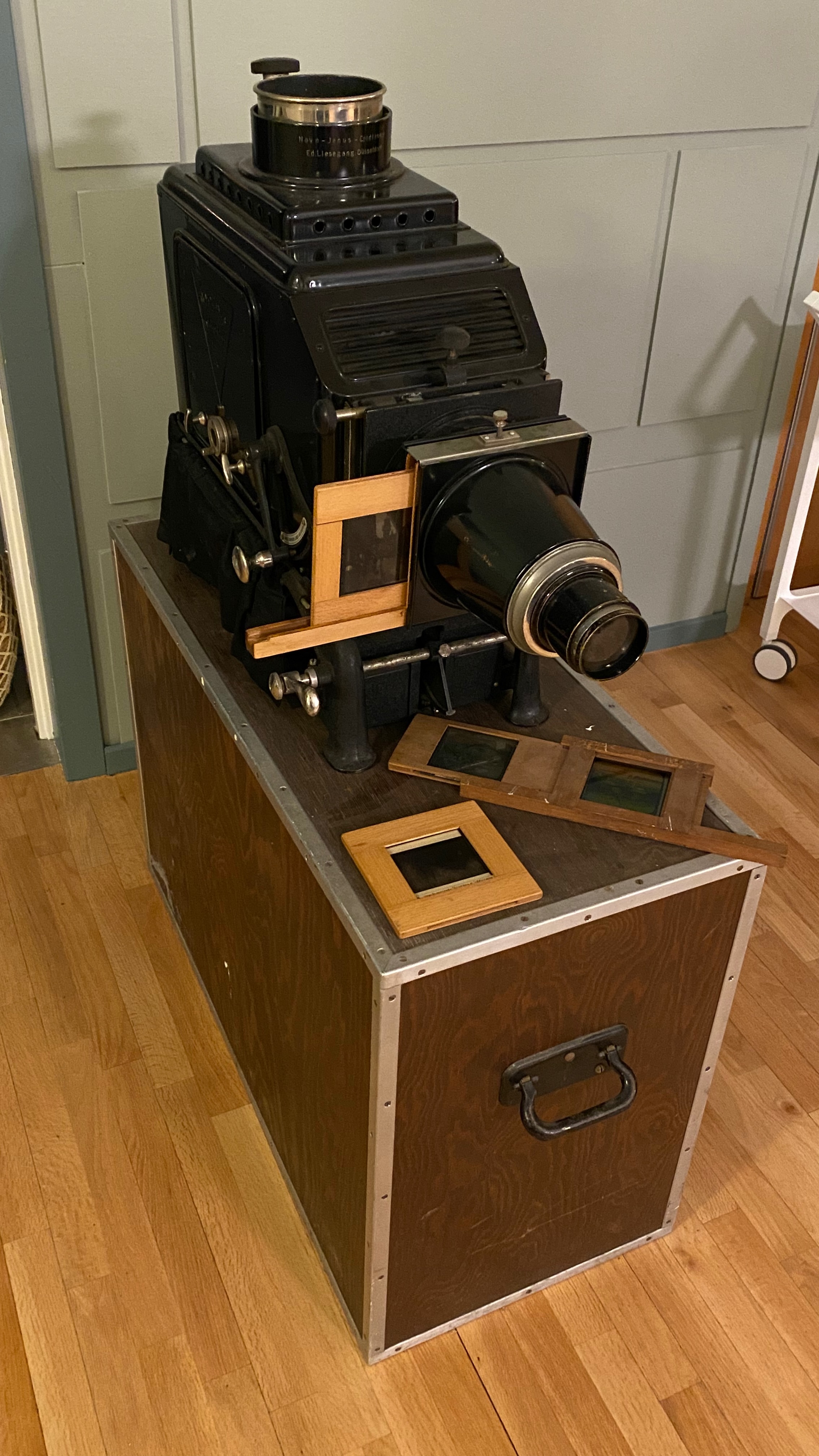 Liesegang Novo-Janus Epidiaskop på sin originallåda med glasbilder