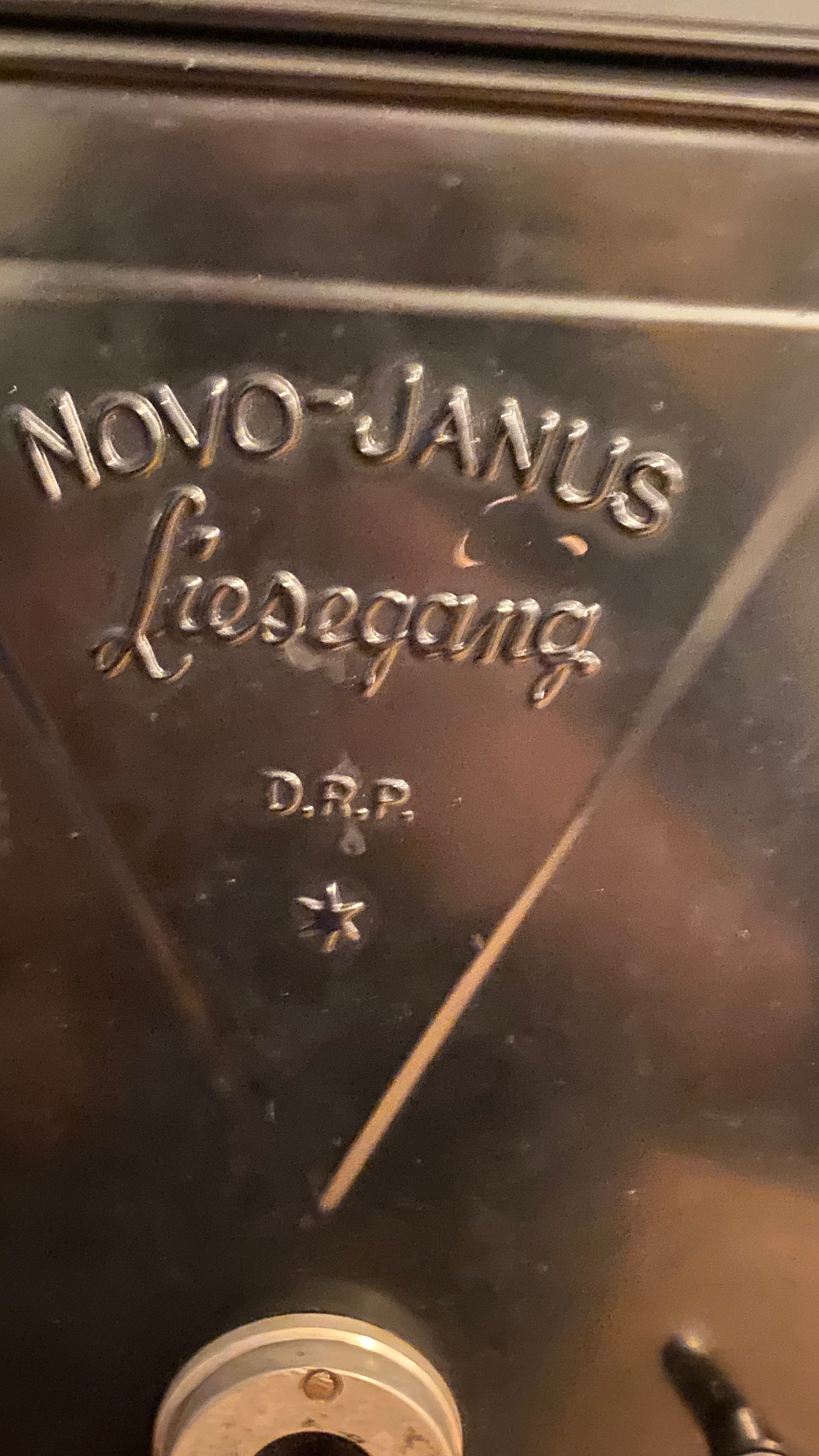 Närbild på märkningen: Novo-Janus Liesegang D.R.P.